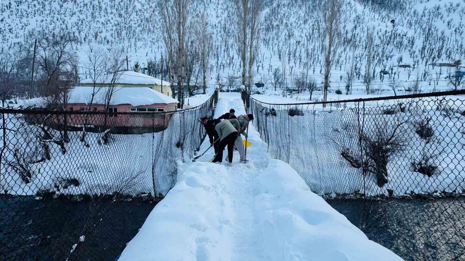 tahta koprulerde kar nobeti 1 CHMnFrym
