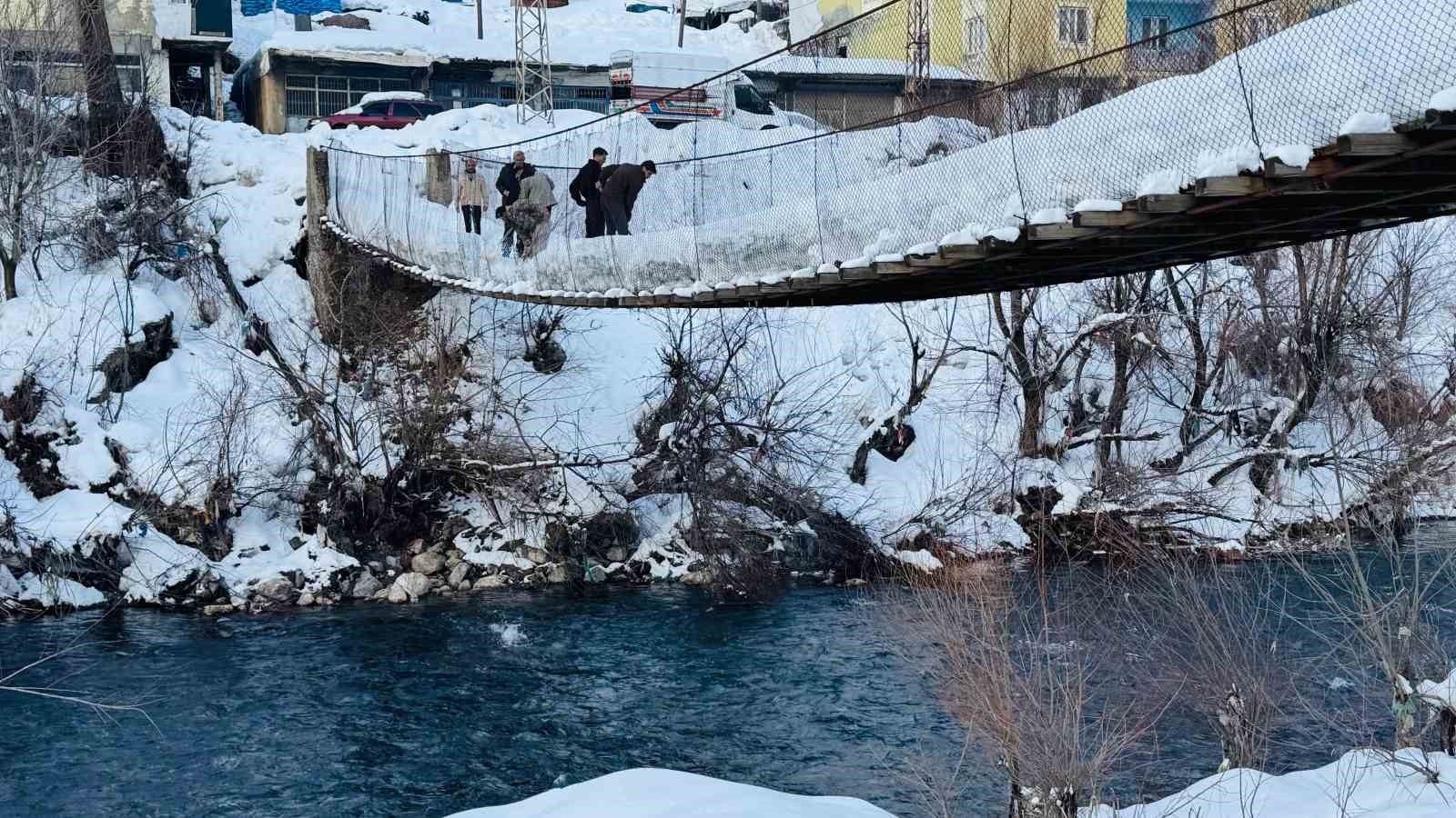 tahta koprulerde kar nobeti 2 TlEYAg5E