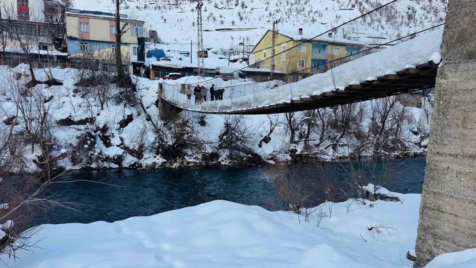 tahta koprulerde kar nobeti 5