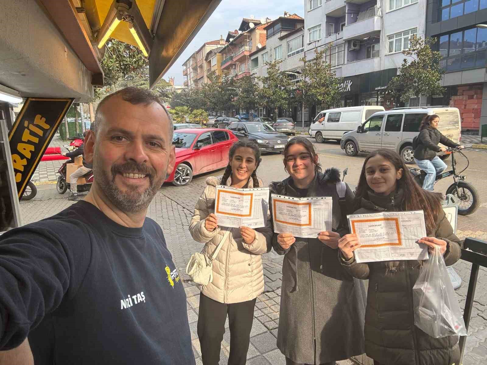 takdir ve tesekkur belgesi getiren donerle dondu 3 Cc6R4Pi9