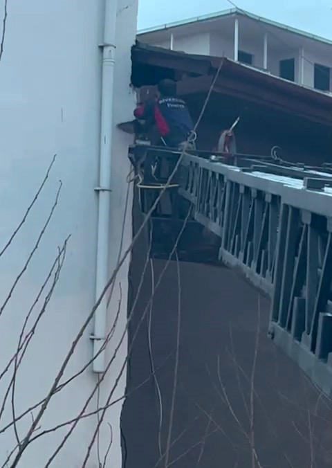 takildigi ipte asili kalan guvercin kurtarildi 0