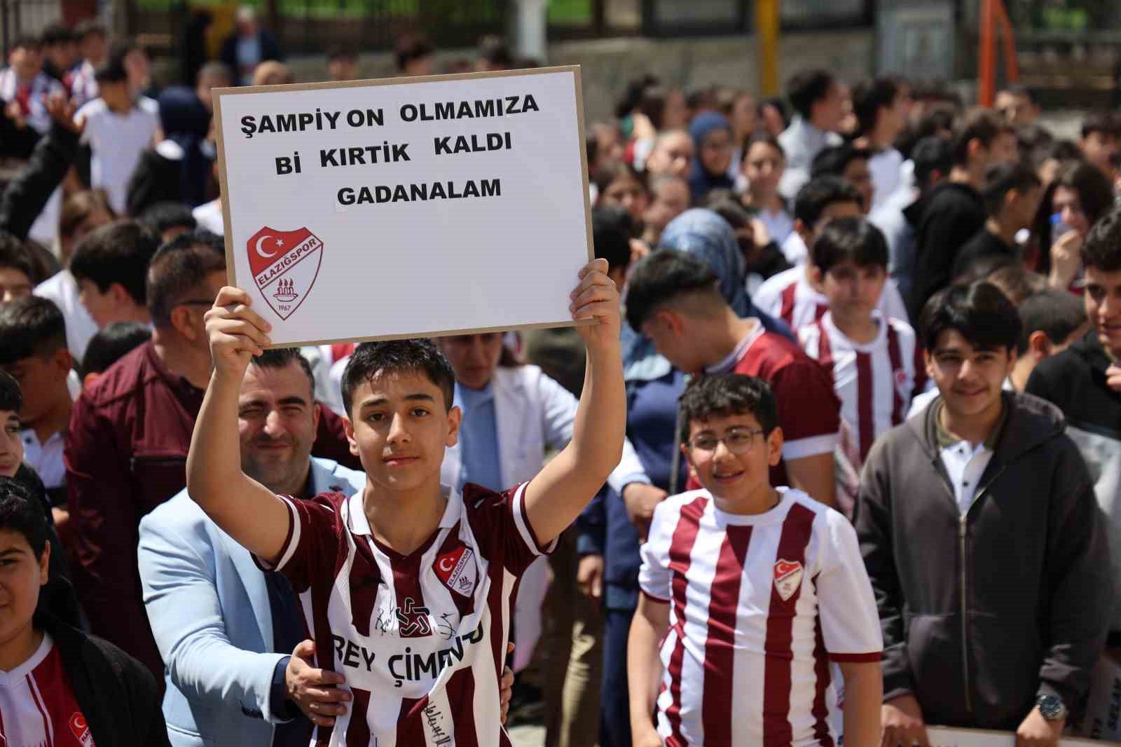 Takım kaptanına sarılmak için gözyaşı döken öğrenciye anlamlı jest 5 takim kaptanina sarilmak icin gozyasi doken ogrenciye anlamli jest 1 lPKJdQkB