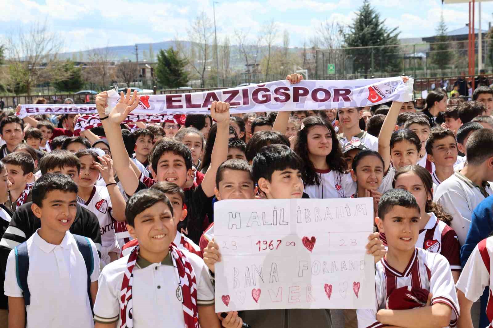 Takım kaptanına sarılmak için gözyaşı döken öğrenciye anlamlı jest 15 takim kaptanina sarilmak icin gozyasi doken ogrenciye anlamli jest 11 4MEzEqCR