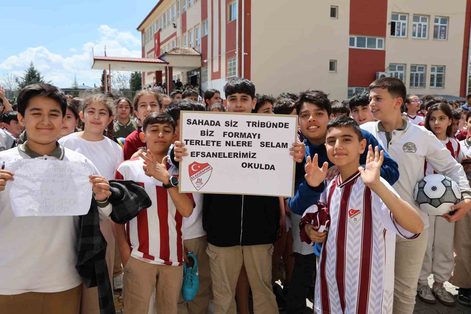 Takım kaptanına sarılmak için gözyaşı döken öğrenciye anlamlı jest 16 takim kaptanina sarilmak icin gozyasi doken ogrenciye anlamli jest 12 Gu1gBeYC