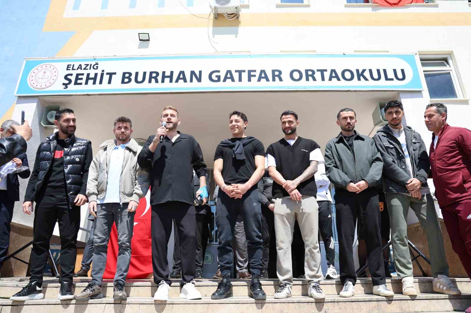 Takım kaptanına sarılmak için gözyaşı döken öğrenciye anlamlı jest 6 takim kaptanina sarilmak icin gozyasi doken ogrenciye anlamli jest 2 IleKTtz3