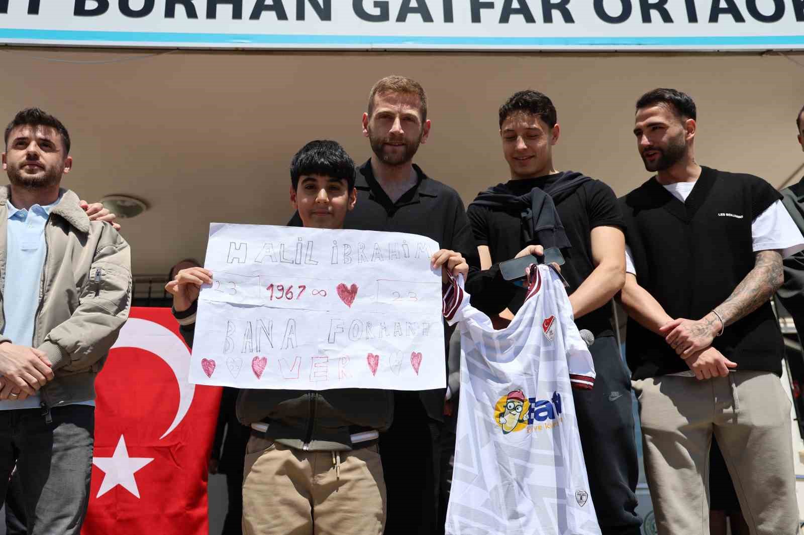 Takım kaptanına sarılmak için gözyaşı döken öğrenciye anlamlı jest 7 takim kaptanina sarilmak icin gozyasi doken ogrenciye anlamli jest 3 KcM2Ok57