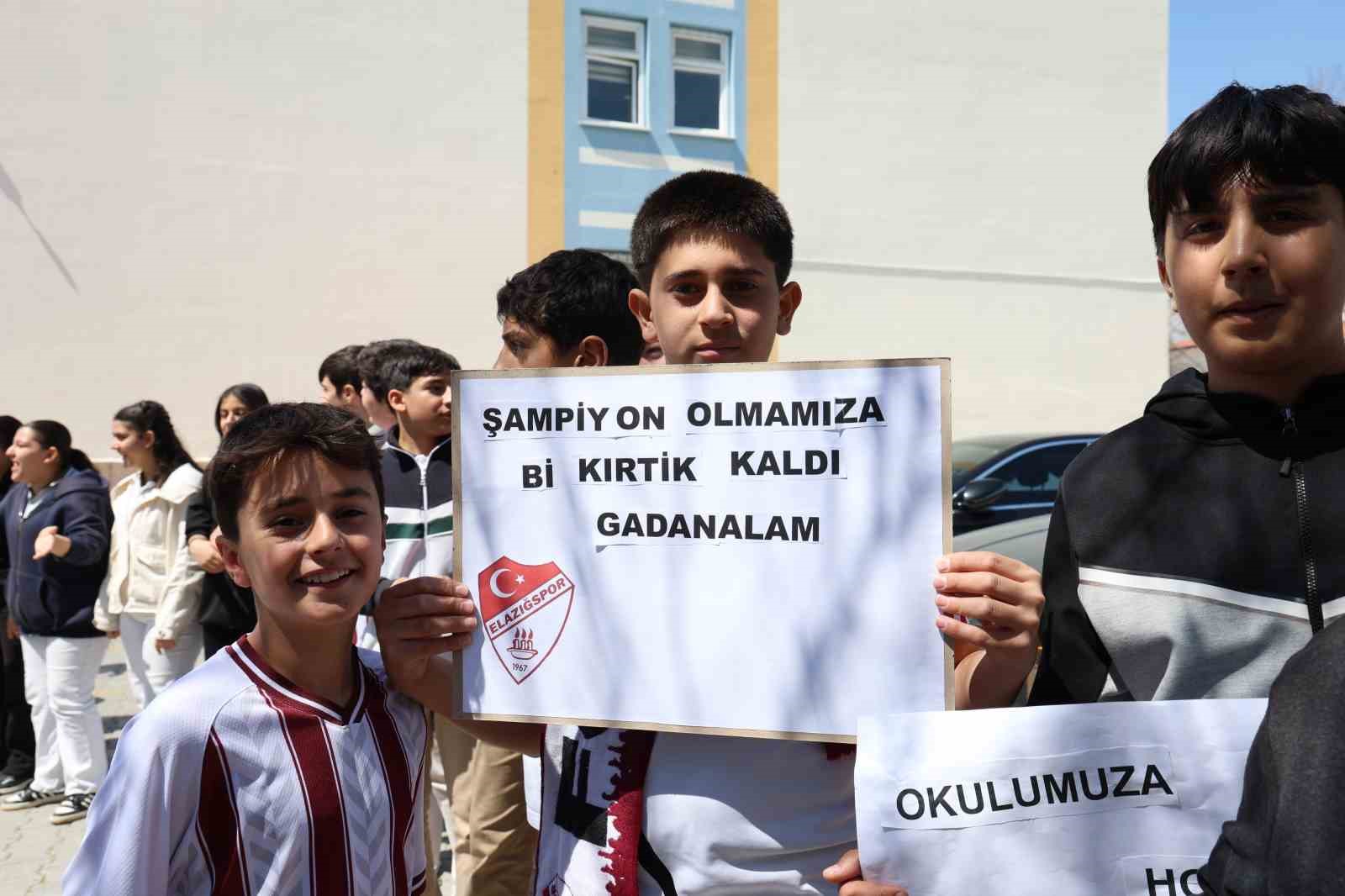 Takım kaptanına sarılmak için gözyaşı döken öğrenciye anlamlı jest 8 takim kaptanina sarilmak icin gozyasi doken ogrenciye anlamli jest 4 KITirRCt
