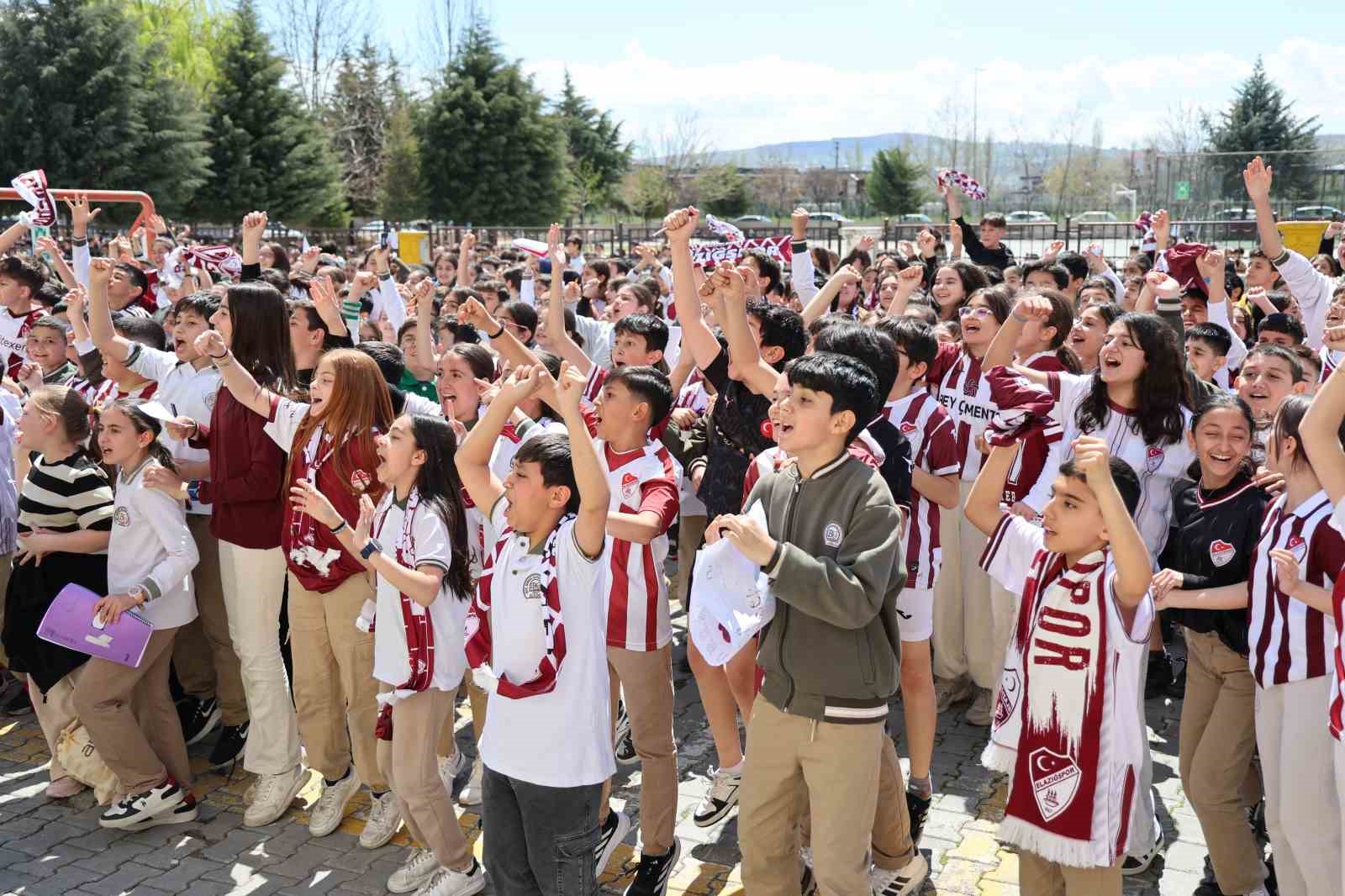 Takım kaptanına sarılmak için gözyaşı döken öğrenciye anlamlı jest 9 takim kaptanina sarilmak icin gozyasi doken ogrenciye anlamli jest 5 wD4Hk9Yt