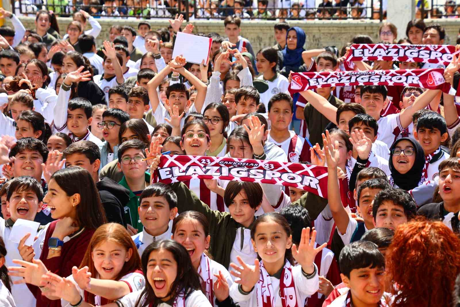 Takım kaptanına sarılmak için gözyaşı döken öğrenciye anlamlı jest 10 takim kaptanina sarilmak icin gozyasi doken ogrenciye anlamli jest 6