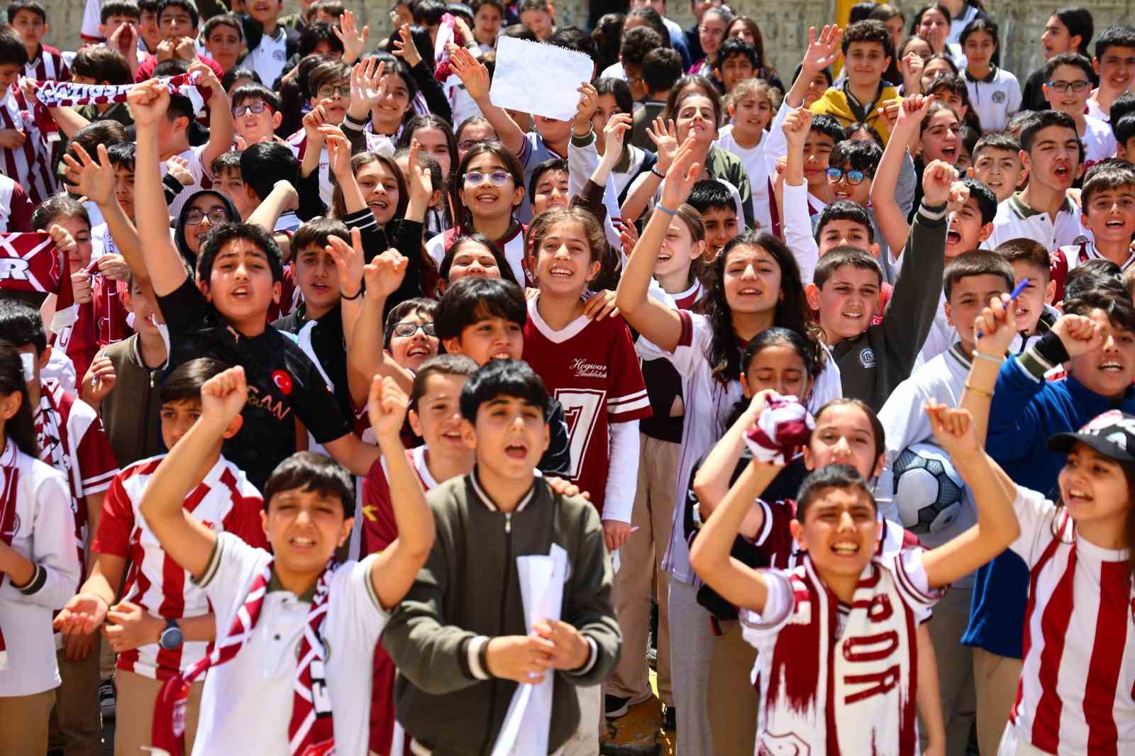 Takım kaptanına sarılmak için gözyaşı döken öğrenciye anlamlı jest 11 takim kaptanina sarilmak icin gozyasi doken ogrenciye anlamli jest 7 TmidBmPD