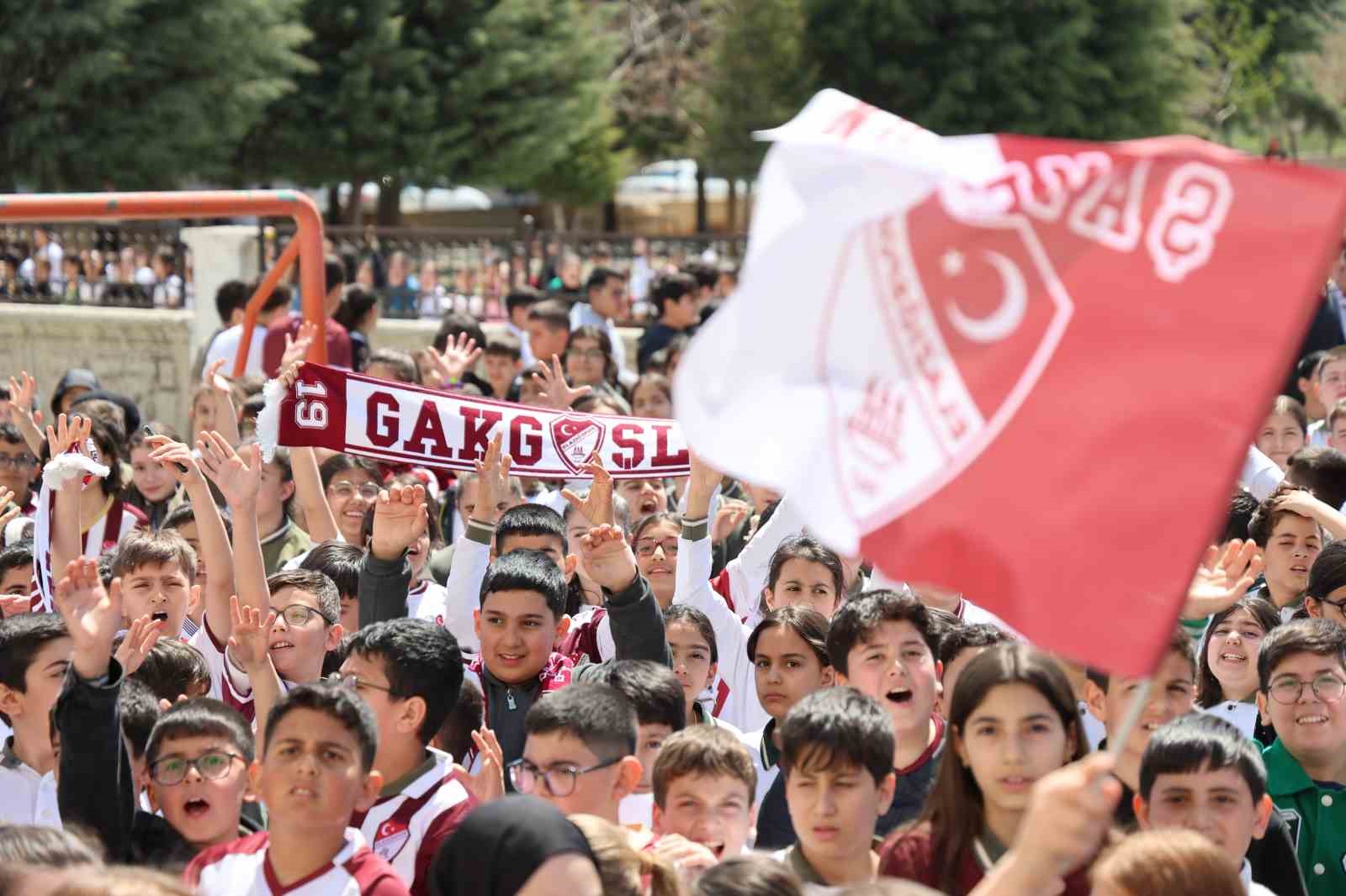 Takım kaptanına sarılmak için gözyaşı döken öğrenciye anlamlı jest 12 takim kaptanina sarilmak icin gozyasi doken ogrenciye anlamli jest 8 r4FFu1V4
