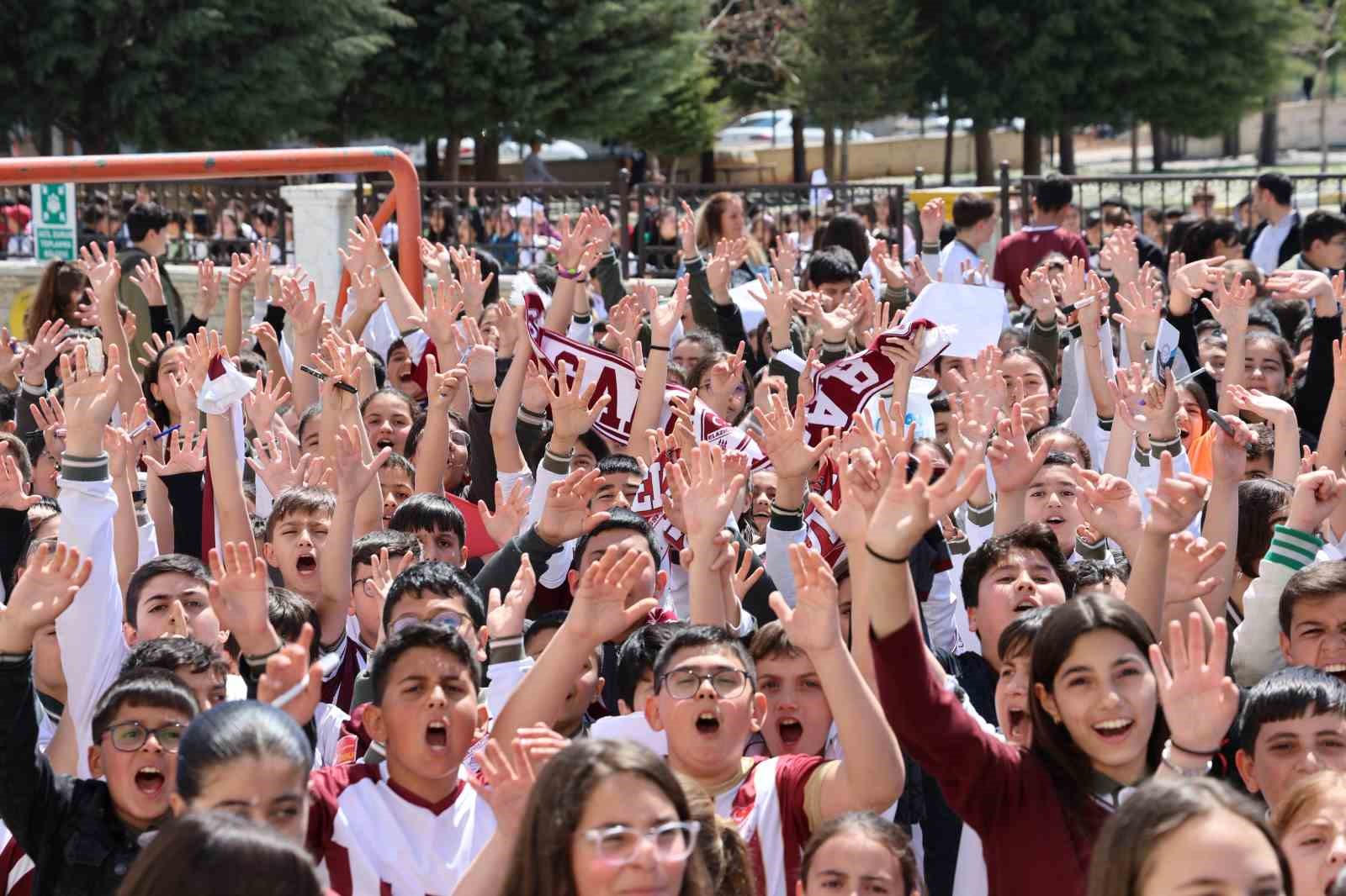 Takım kaptanına sarılmak için gözyaşı döken öğrenciye anlamlı jest 13 takim kaptanina sarilmak icin gozyasi doken ogrenciye anlamli jest 9 pshC2nvB