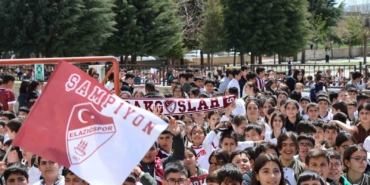 takim-kaptanina-sarilmak-icin-gozyasi-doken-ogrenciye-anlamli-jest-jwU3HNBi.jpg