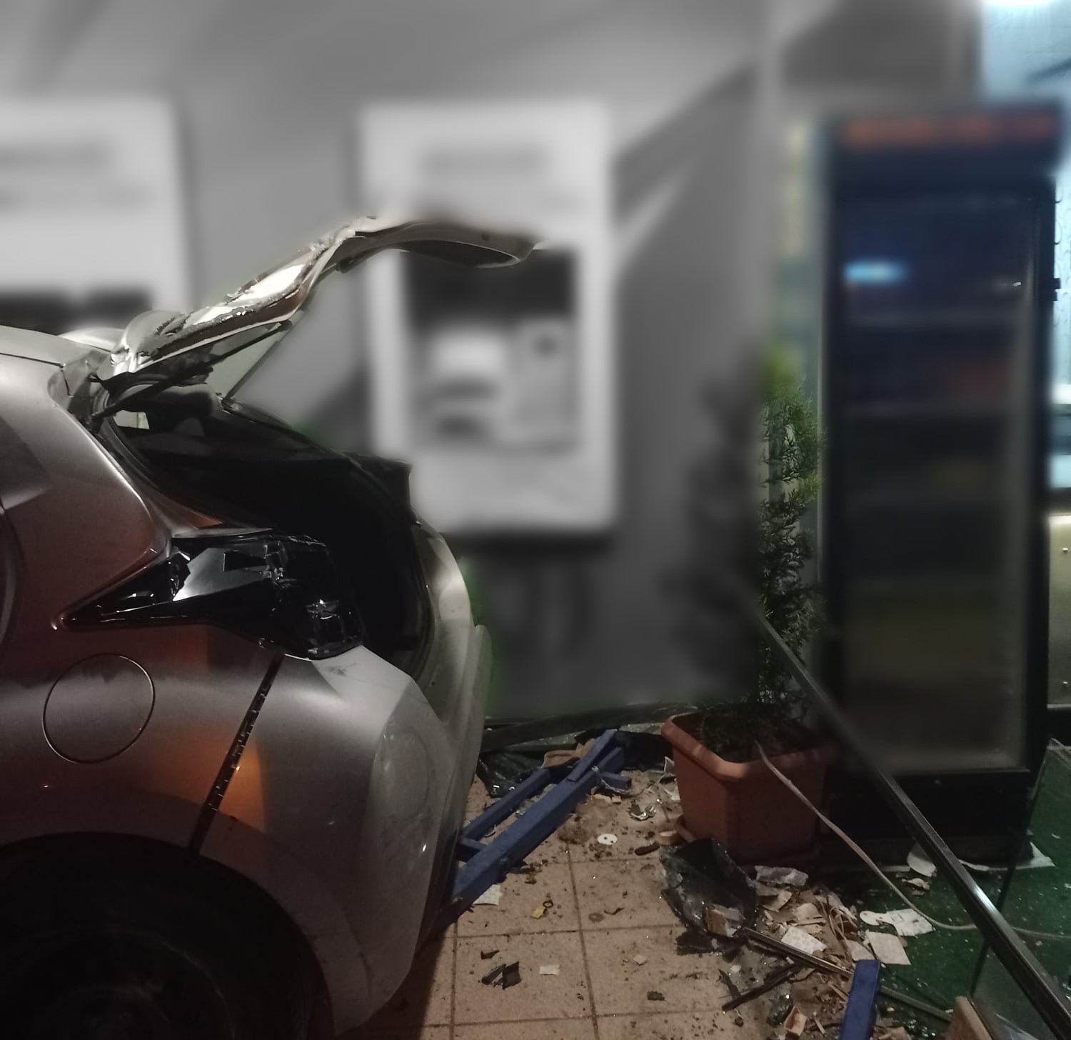 takla atan arac banka subesine carparak durabildi 2 yarali 0 h7hfwi2A