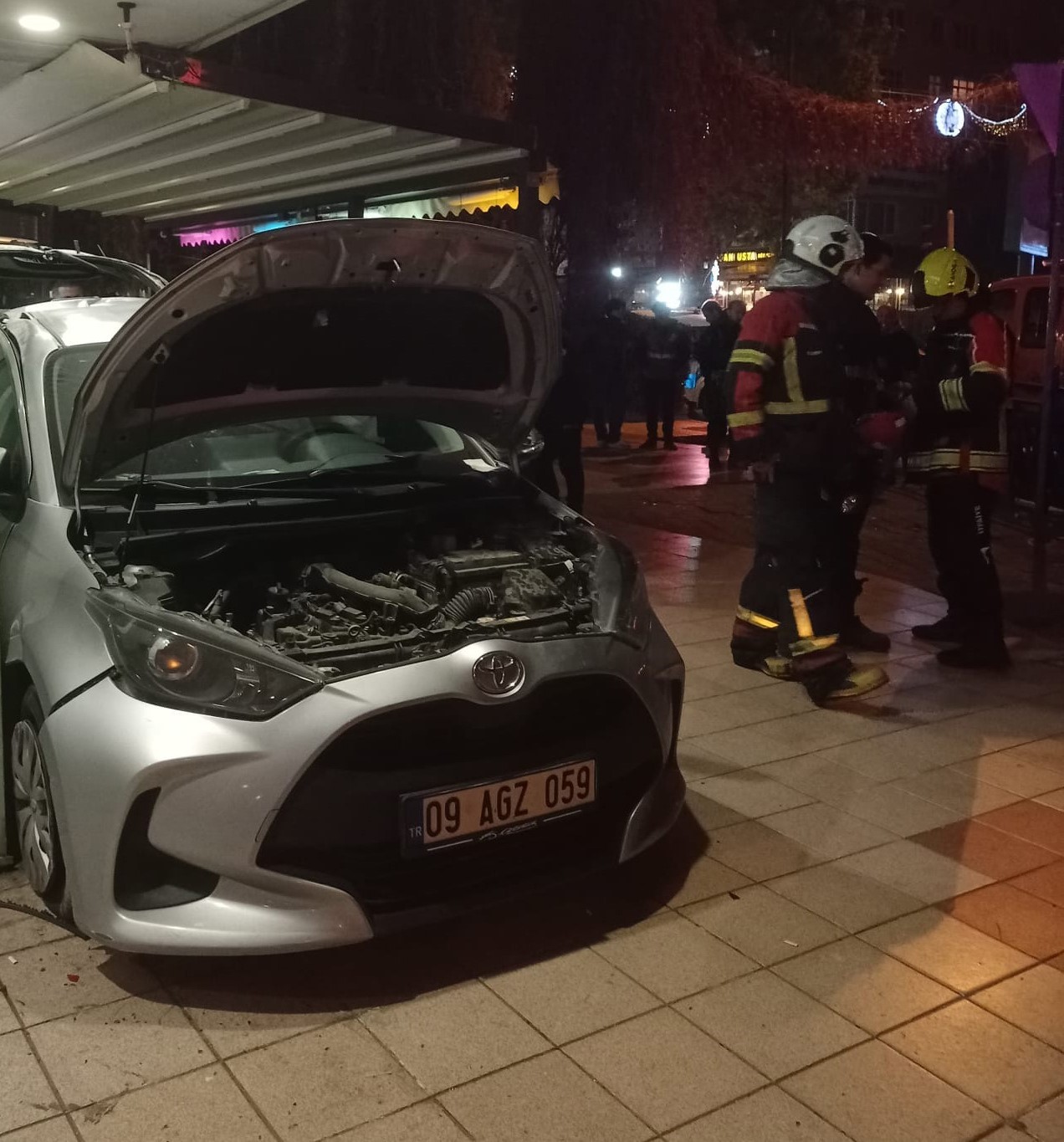 takla atan arac banka subesine carparak durabildi 2 yarali 2 l2WafT8Y