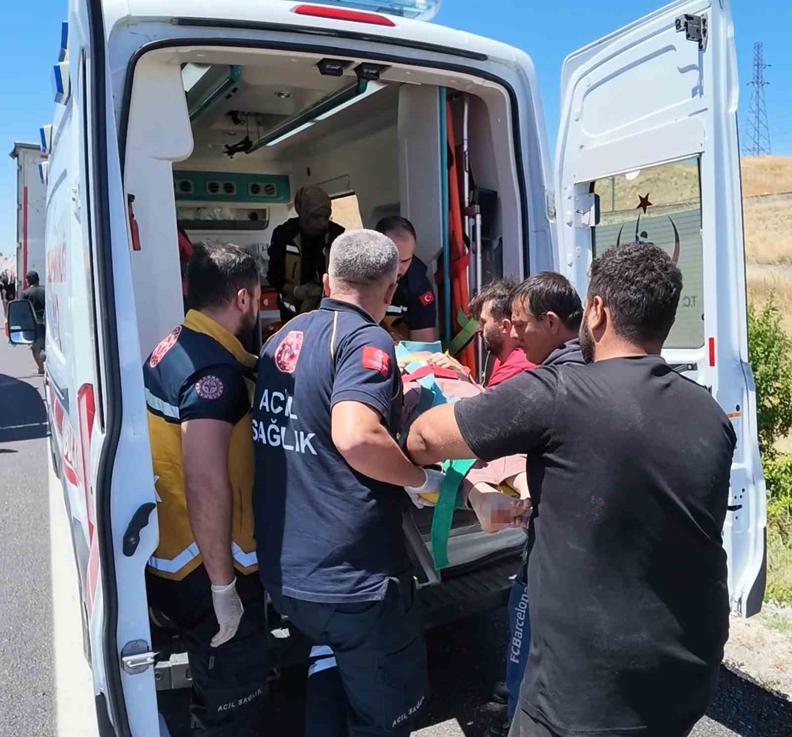 takla atan arac hurdaya dondu surucu esi ve cocugu yaralandi 0 YBFinM74
