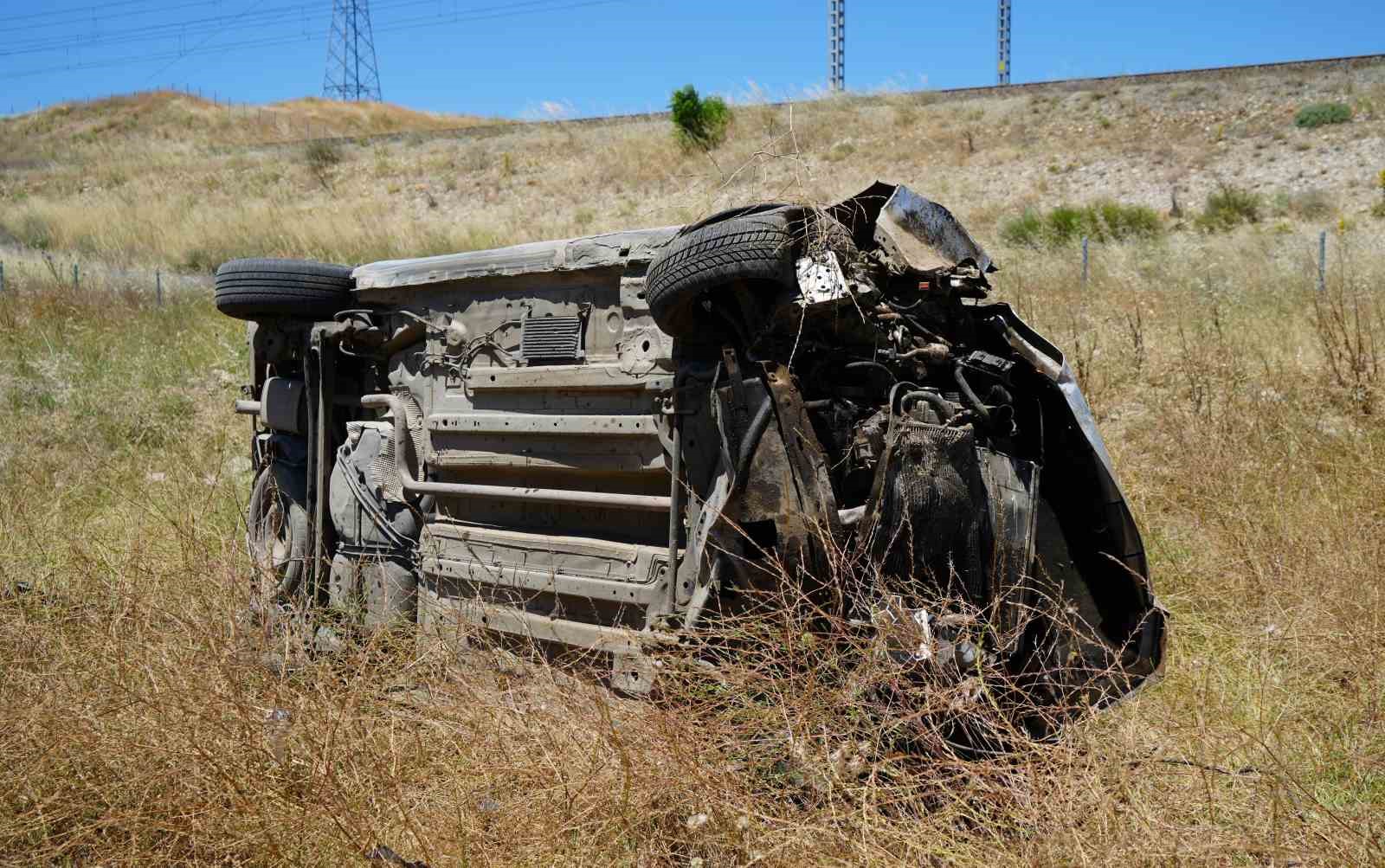 takla atan arac hurdaya dondu surucu esi ve cocugu yaralandi 3 hLDW3r7t