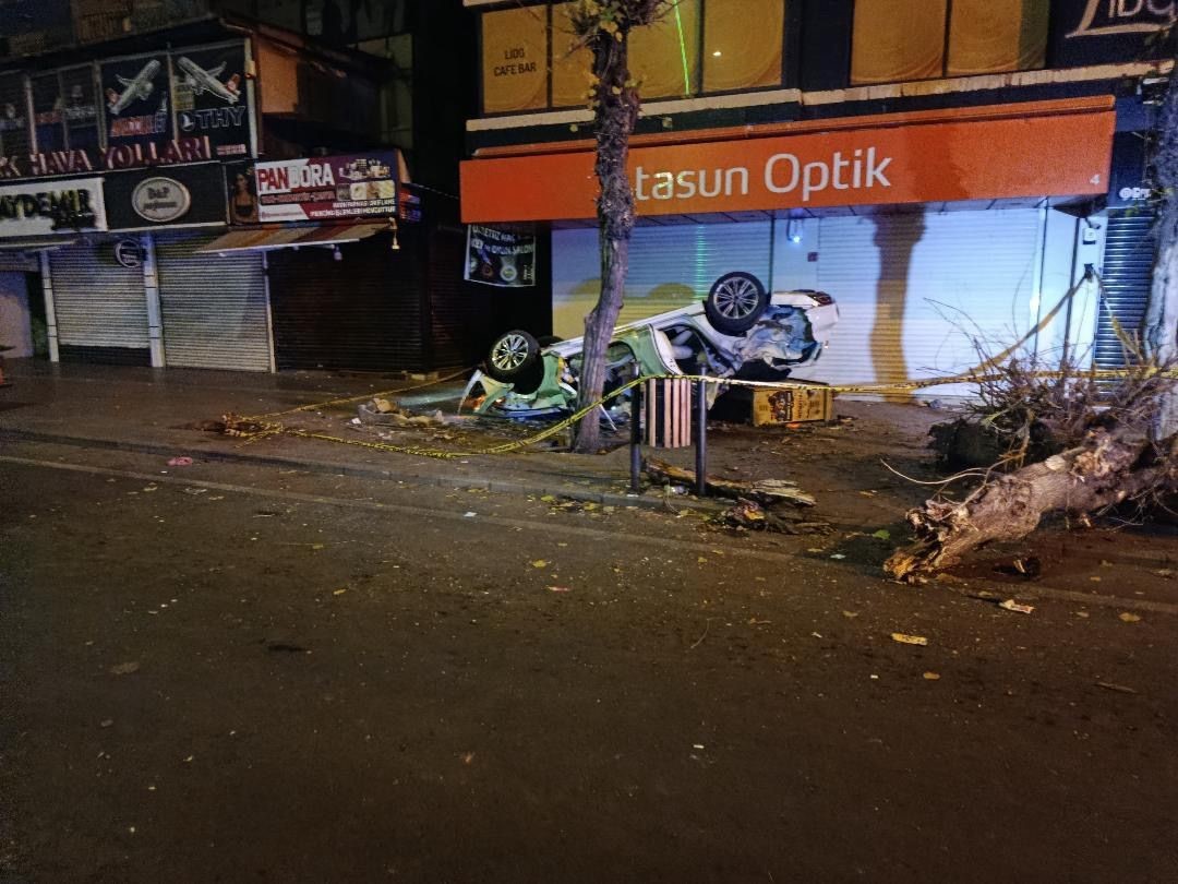 takla atan aracta bulunan 1 kisi oldu 1 kisi yaralandi 1 3C77AtPe