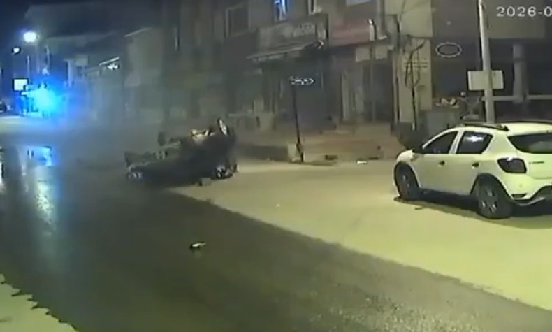 Takla atan araçtan yaralı kurtuldu, kendisine yaklaşan ördeğe kum fırlattı 4 takla atan aractan yarali kurtuldu kendisine yaklasan ordege kum firlatti 0 28rZ4mz4