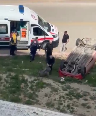 Takla atan araçtan yaralı kurtuldu, kendisine yaklaşan ördeğe kum fırlattı 5 takla atan aractan yarali kurtuldu kendisine yaklasan ordege kum firlatti 1 N4LVilDi
