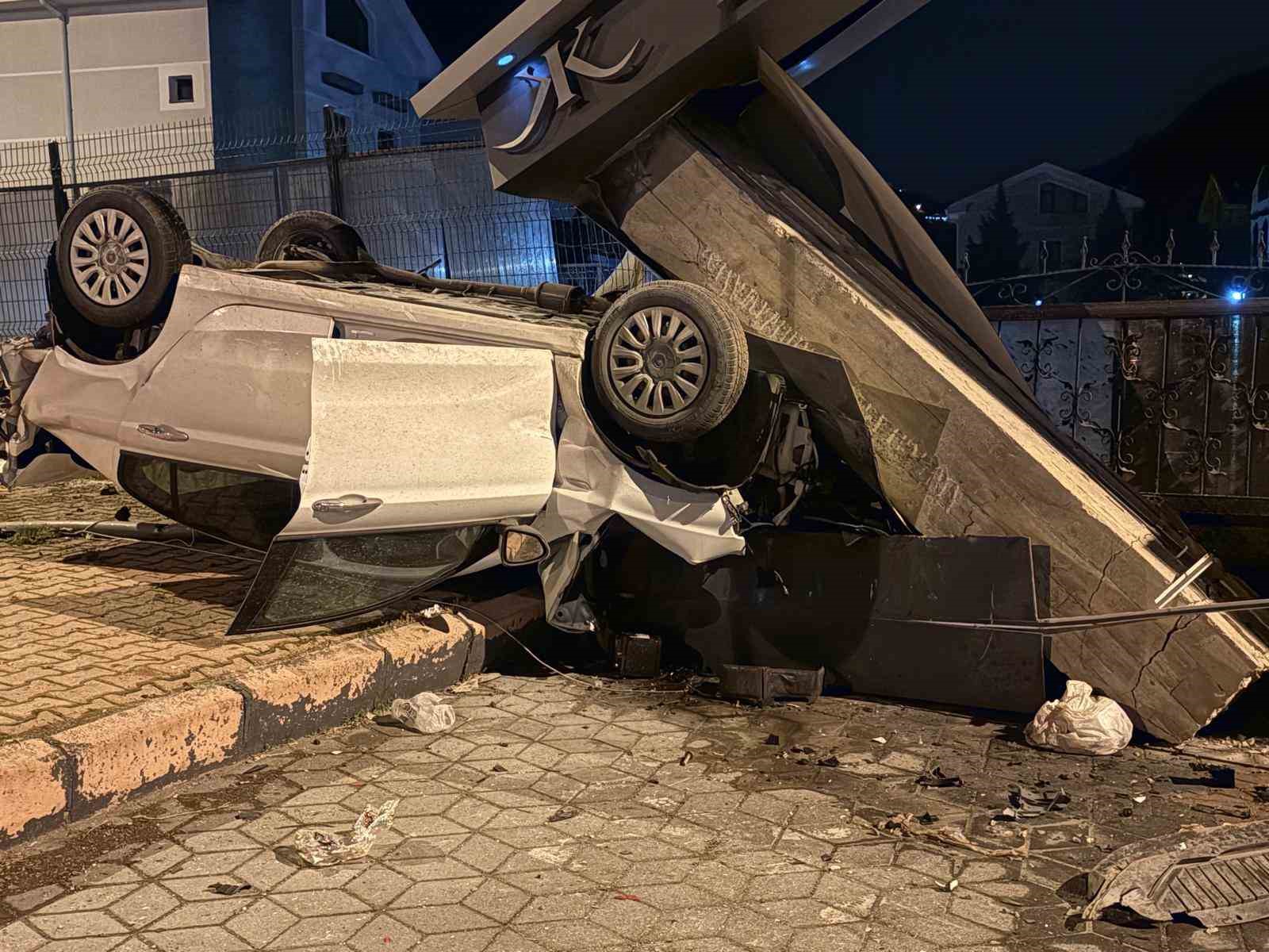 takla atan otomobil sitenin girisini yikti 1 yarali 0 F6Z4Hc8c