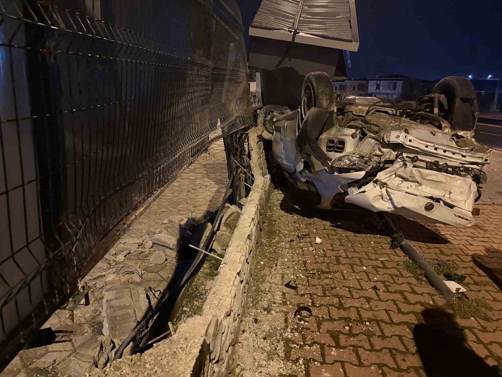 takla atan otomobil sitenin girisini yikti 1 yarali 1 c3CPcEqy