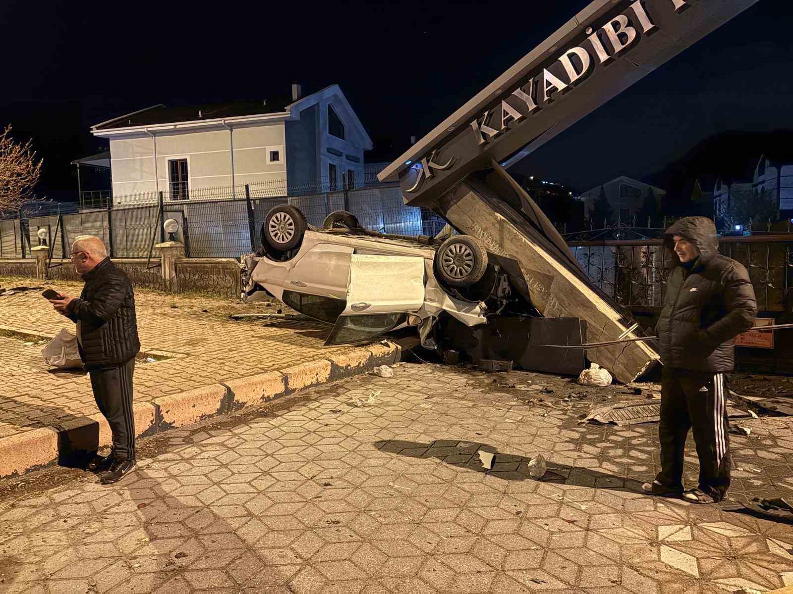 takla atan otomobil sitenin girisini yikti 1 yarali 2 FwBwfRKA
