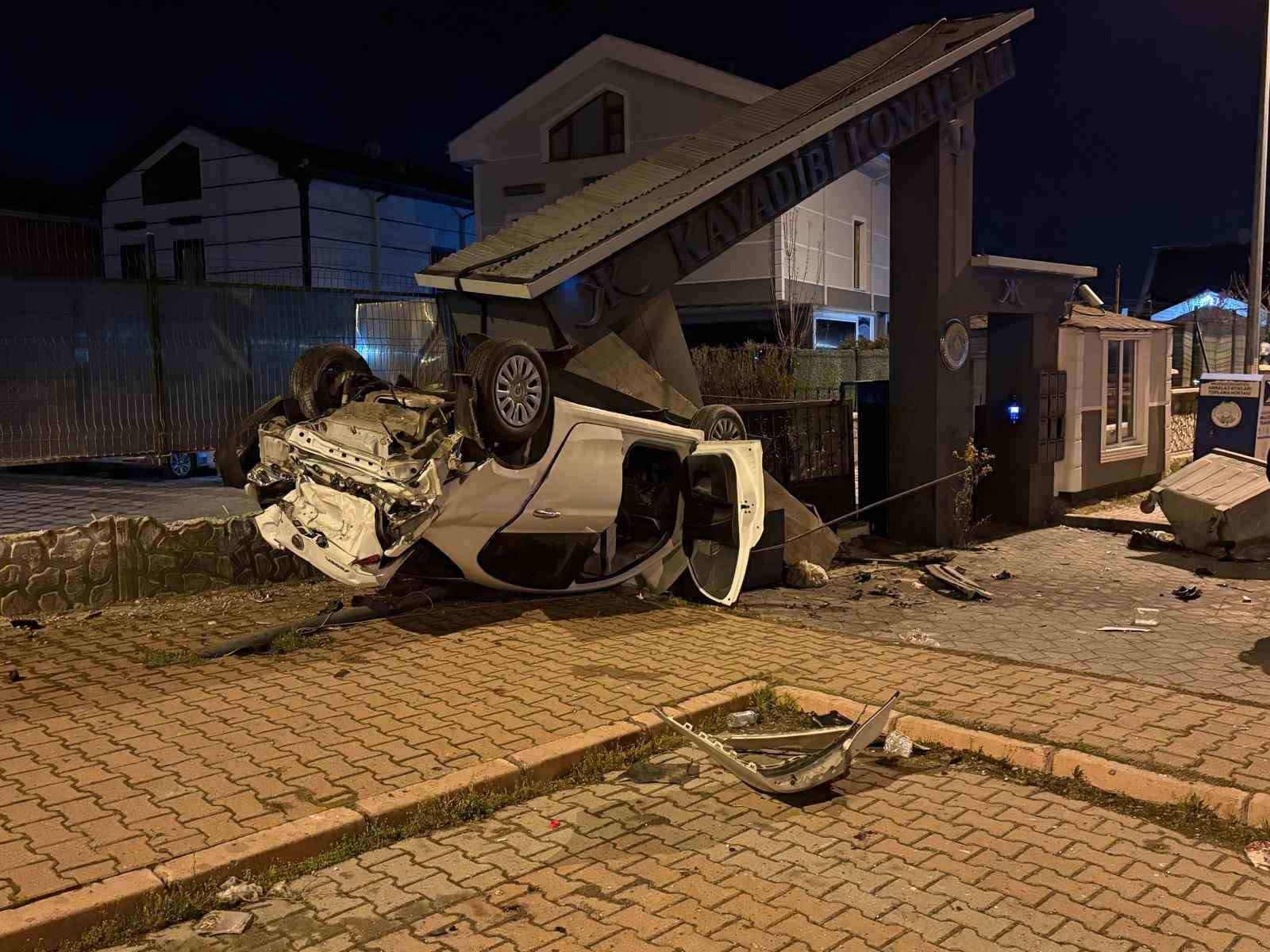 takla atan otomobil sitenin girisini yikti 1 yarali 3 juYeG281
