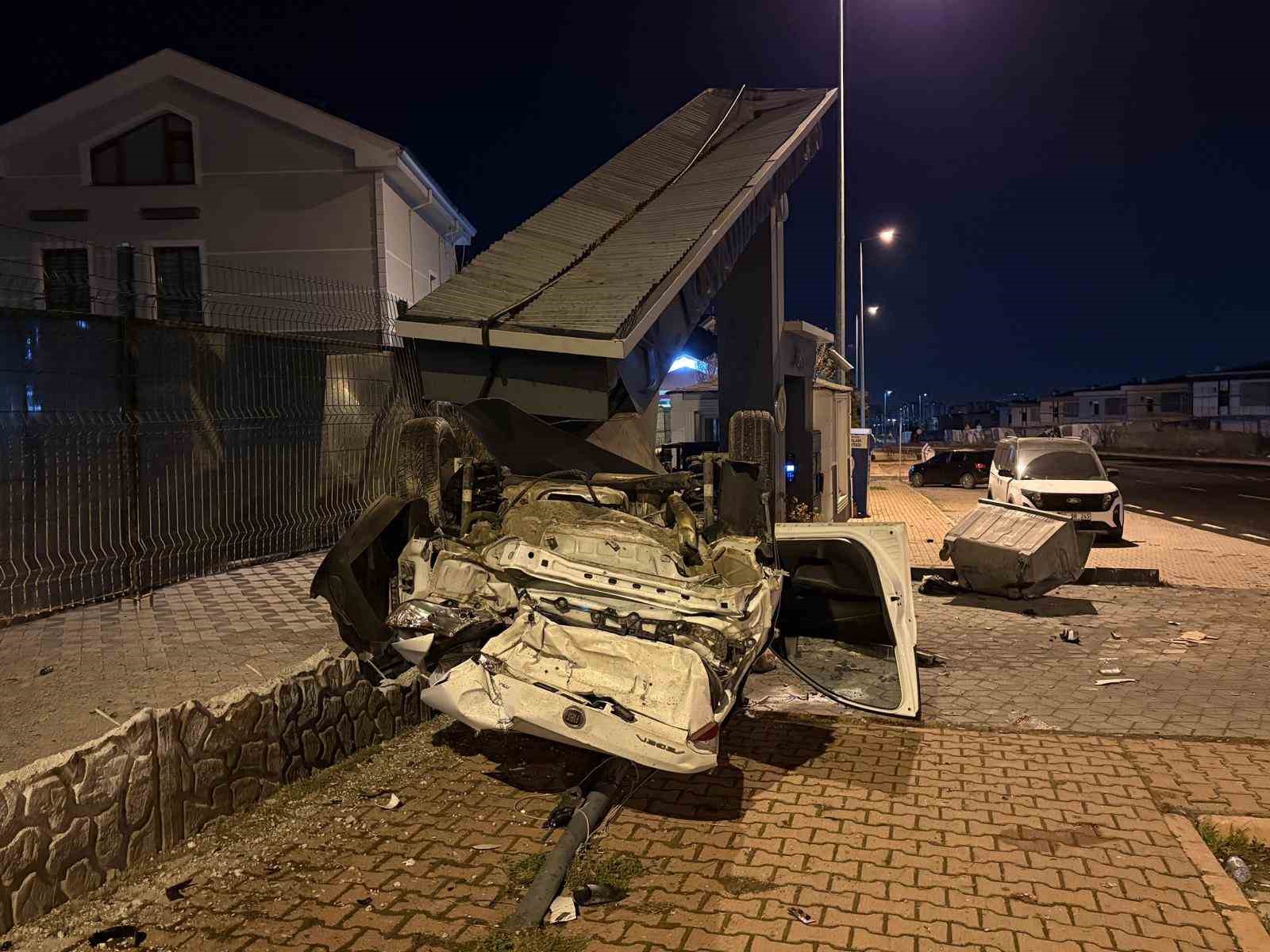 takla atan otomobil sitenin girisini yikti 1 yarali 4 JjWP5B1A