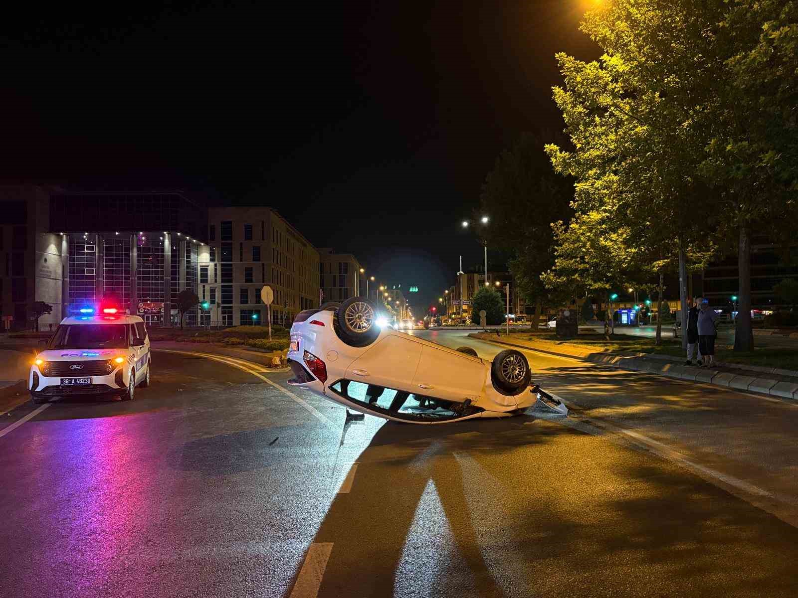 takla atan otomobil surucusu olay yerinden kacti 0 uW96NPIY