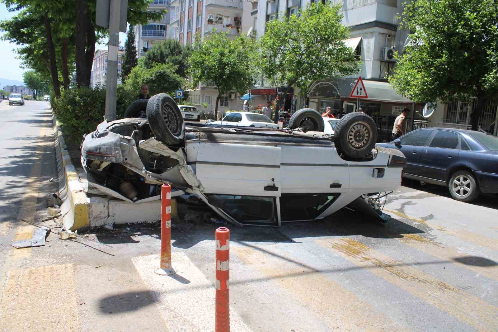 takla atan otomobil yandi vatandaslar surucuyu son anda kurtardi 0 zrvaDSd3