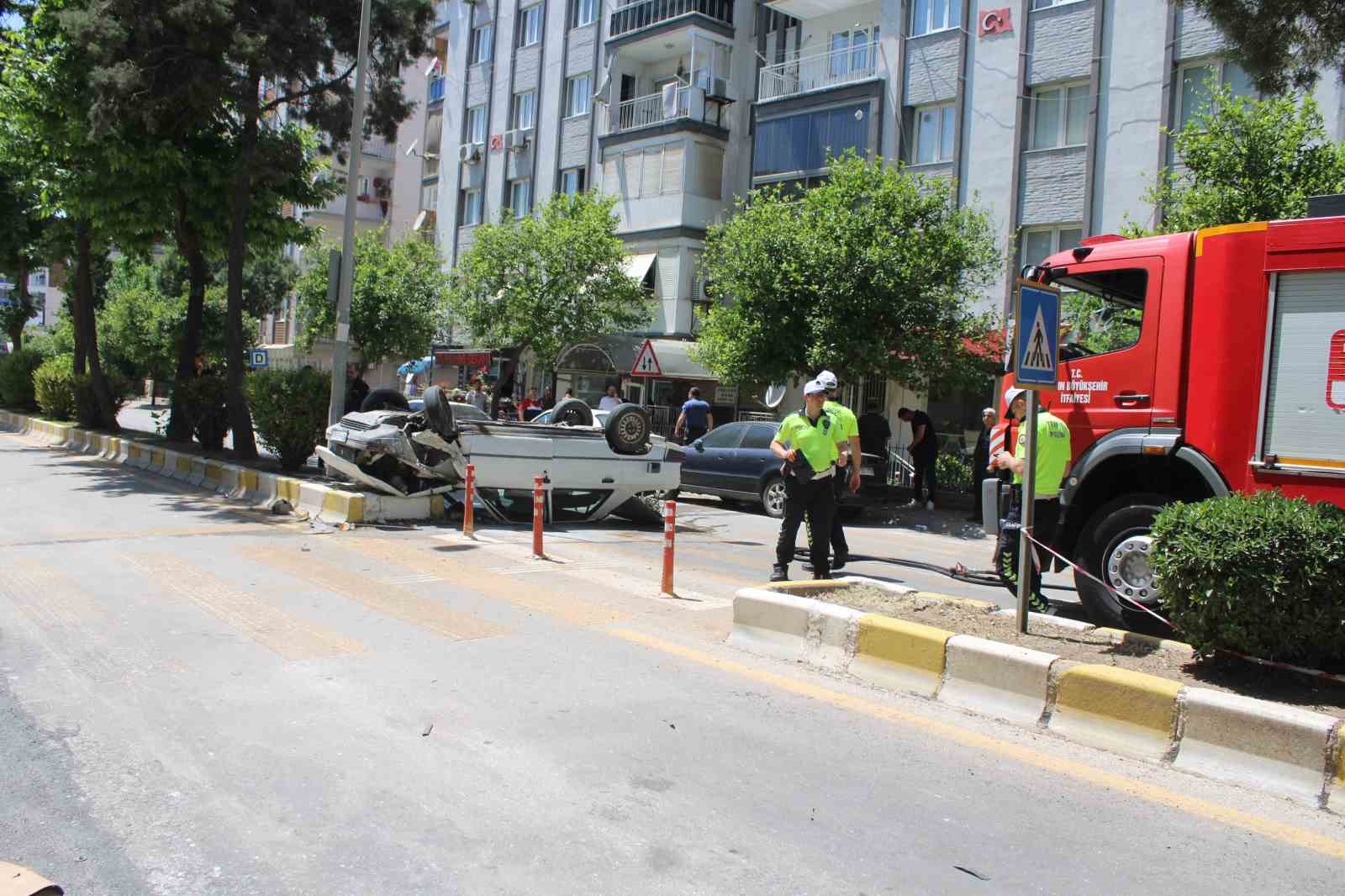 takla atan otomobil yandi vatandaslar surucuyu son anda kurtardi 1 3LjAh43z