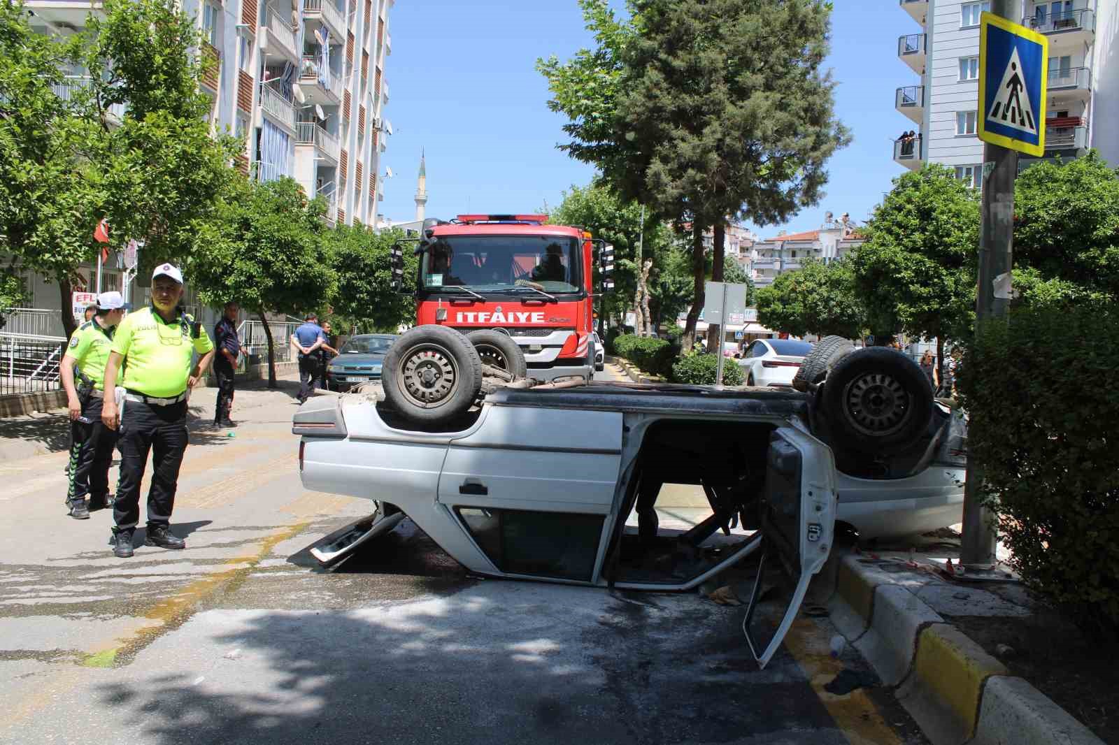 takla atan otomobil yandi vatandaslar surucuyu son anda kurtardi 2 SfmlzFSS