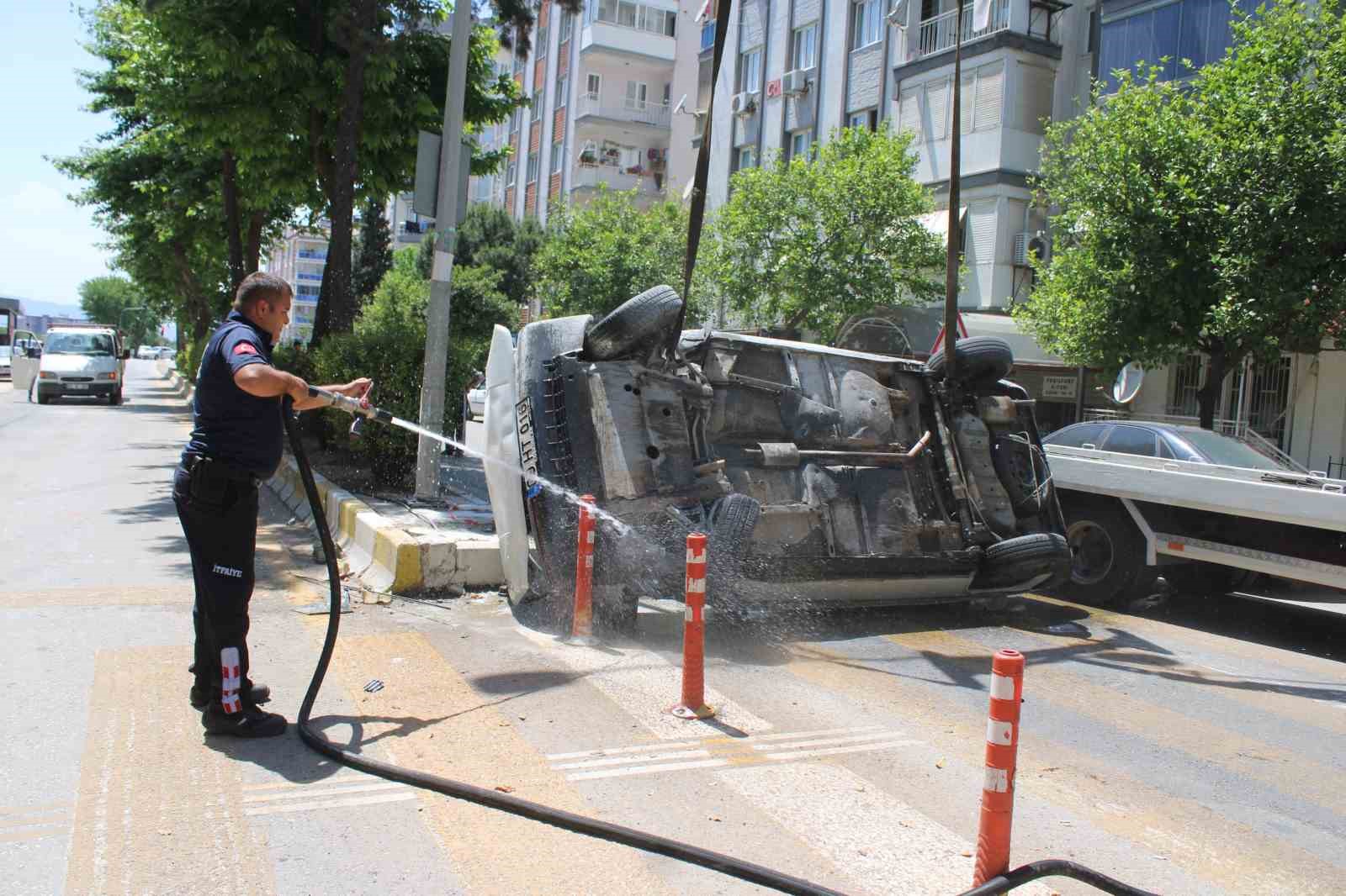 takla atan otomobil yandi vatandaslar surucuyu son anda kurtardi 4 UUQaEGIp