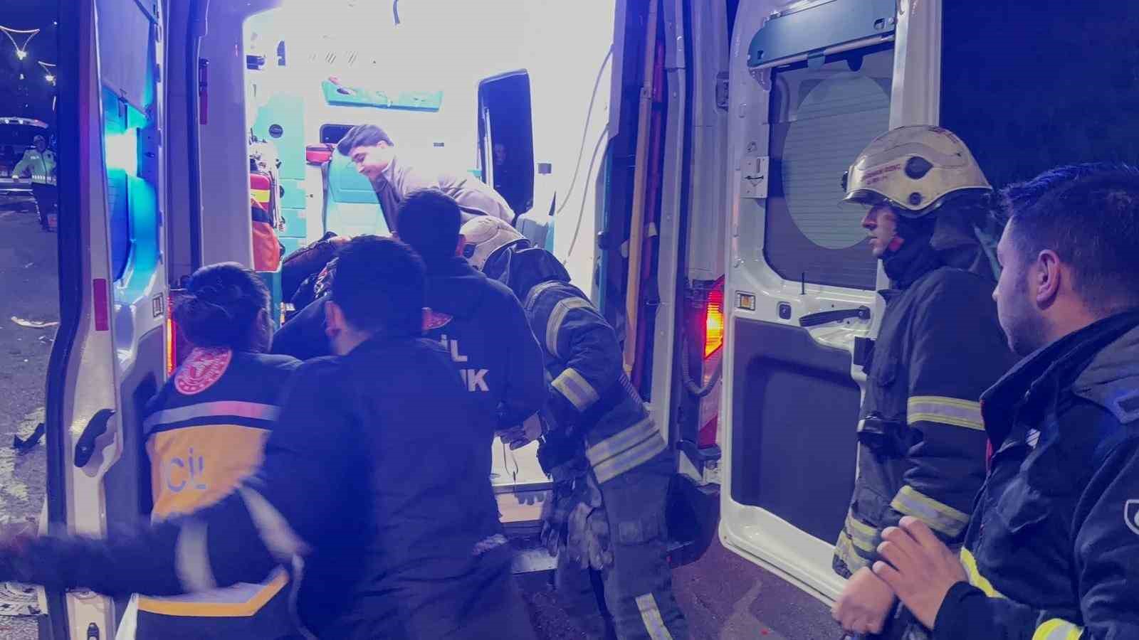 Takla atan otomobilde 2 kişi yaralandı, diğer sürücü kaçtı 8 takla atan otomobilde 2 kisi yaralandi diger surucu kacti 4