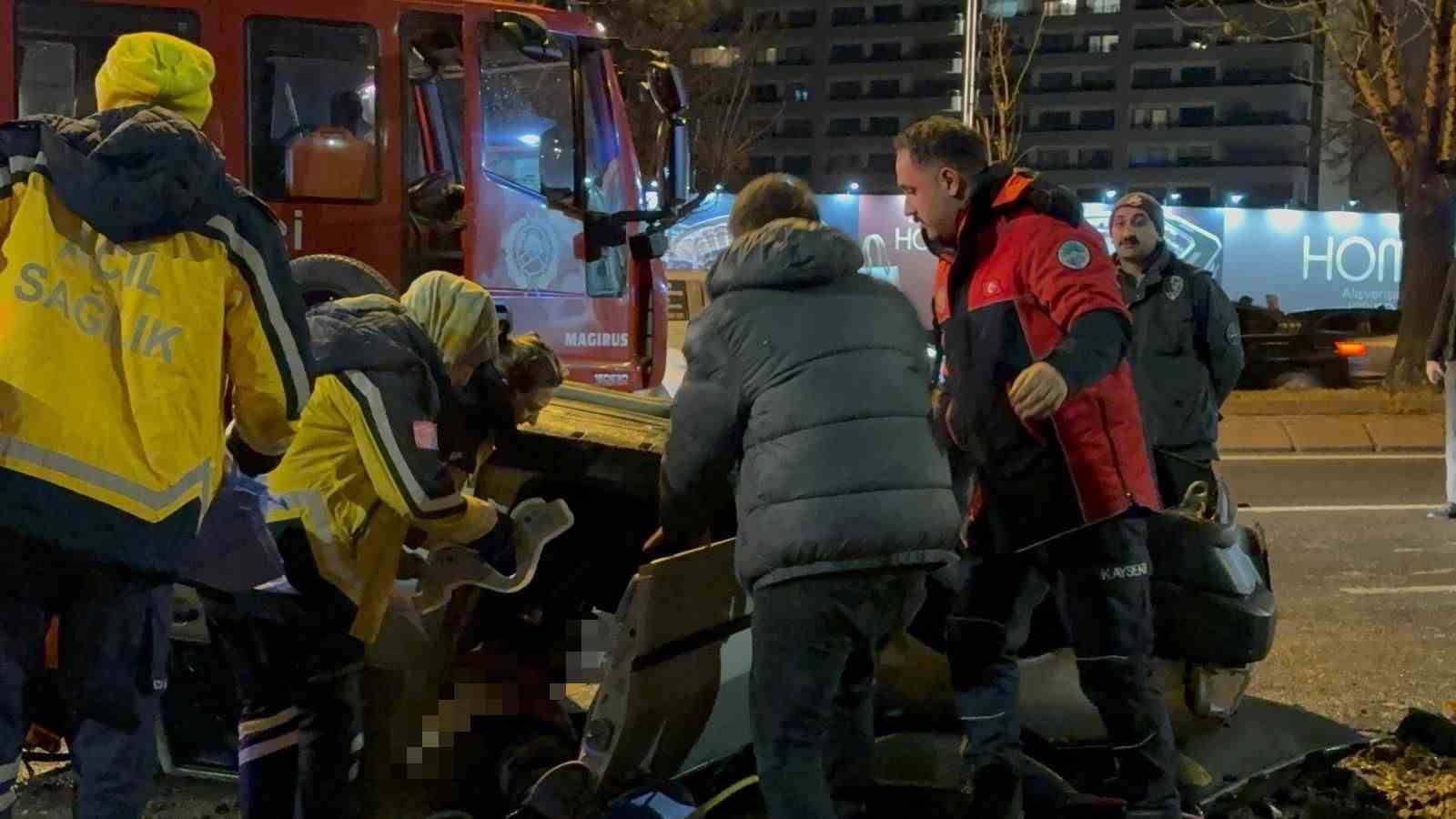 takla atan otomobilde sikisan arkadasinin basindan ayrilmadi 0 JWMdKbwD