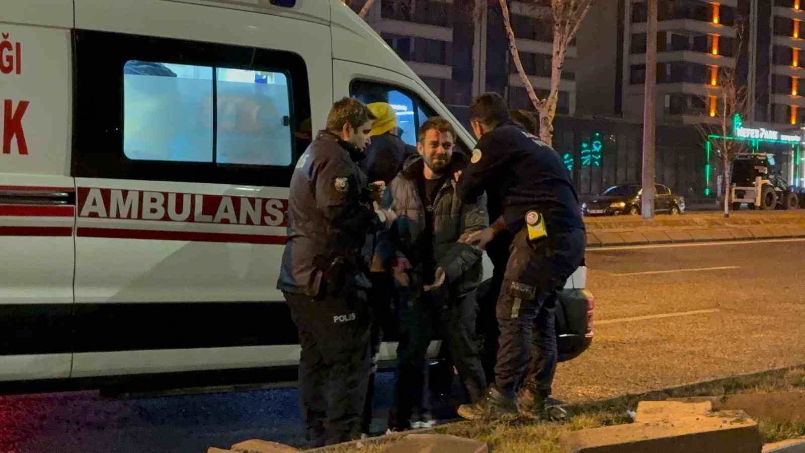 takla atan otomobilde sikisan arkadasinin basindan ayrilmadi 1 u48Opv9L