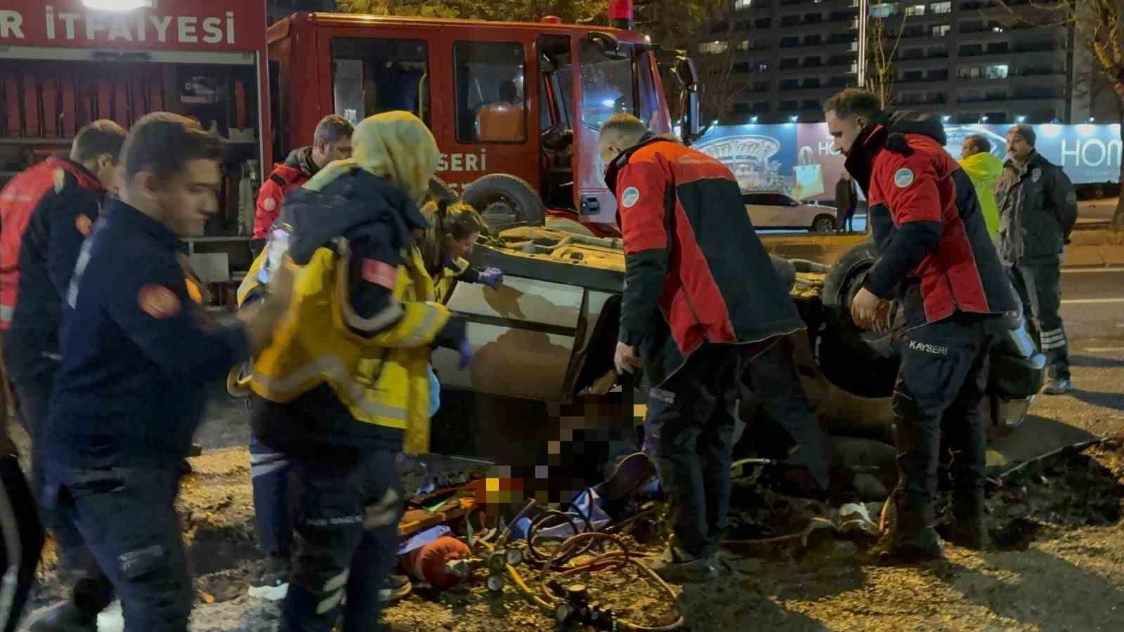 takla atan otomobilde sikisan arkadasinin basindan ayrilmadi 6 KSmFgKLq