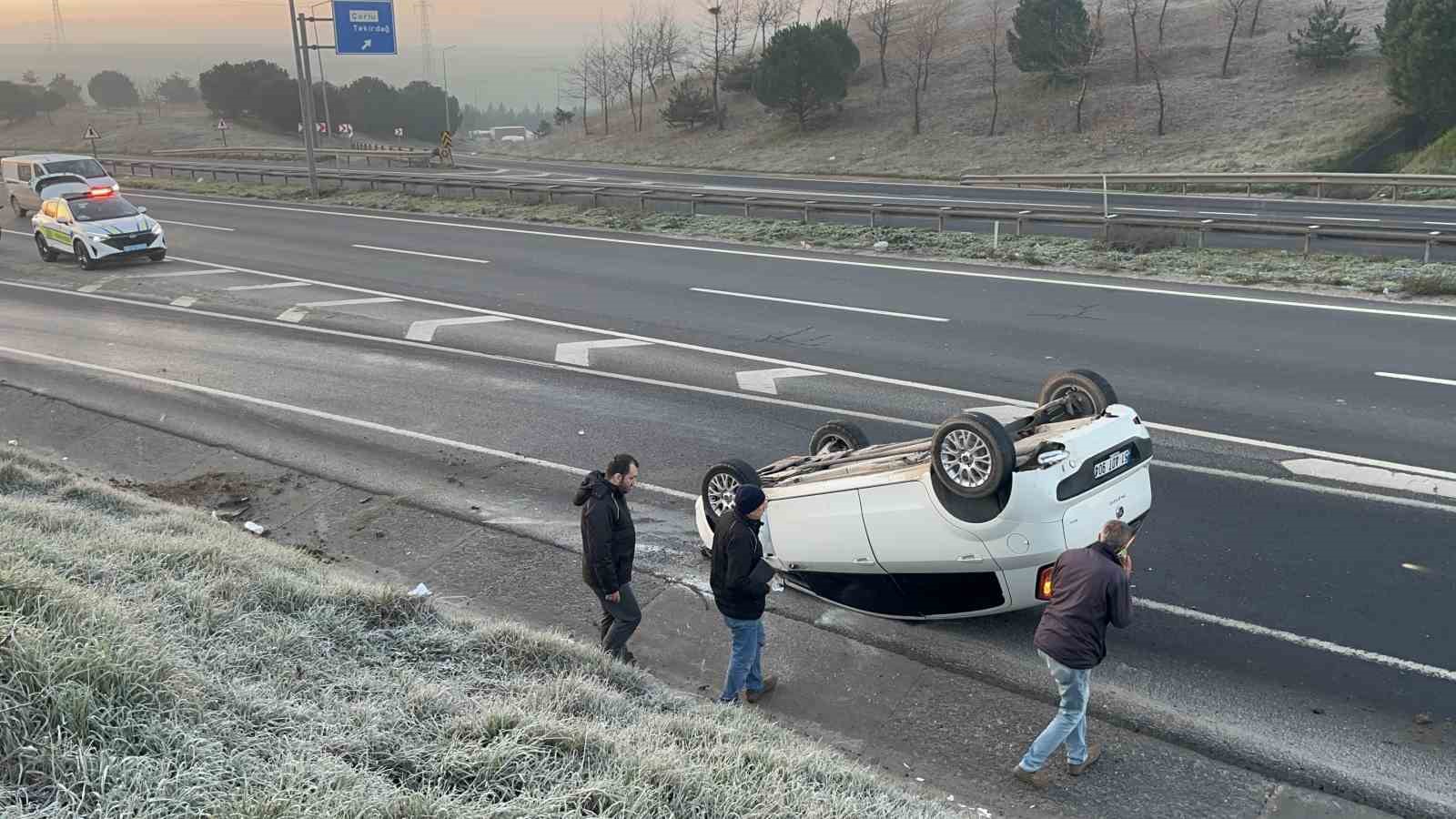 takla atan otomobildeki 3 arkadas emniyet kemeri sayesinde yara almadan kurtuldu 2 WSiibbnC