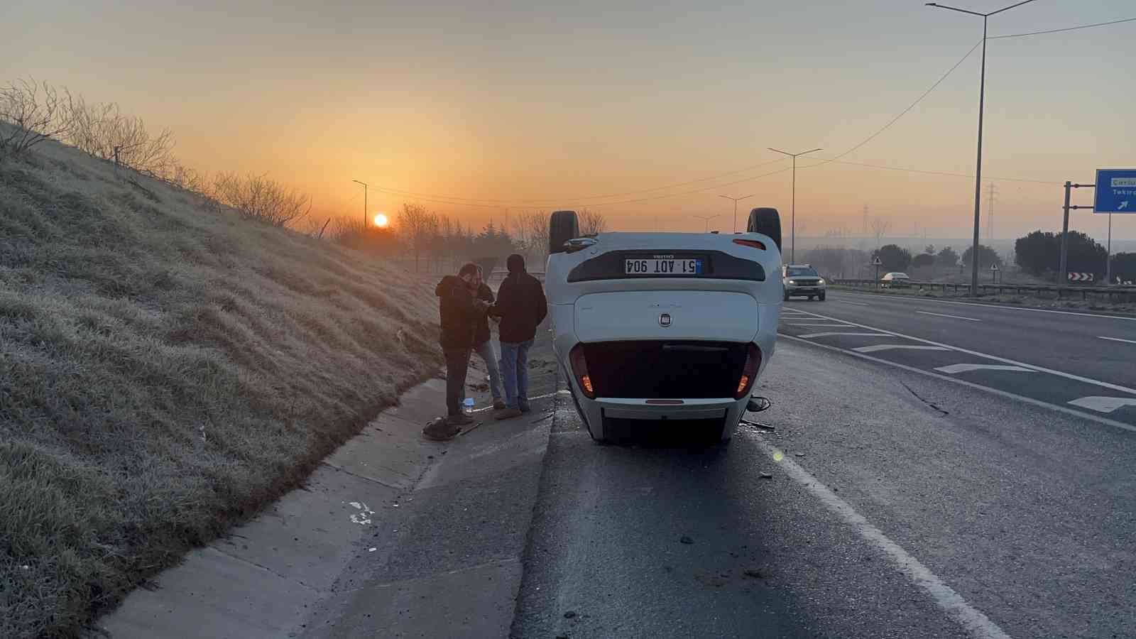 takla atan otomobildeki 3 arkadas emniyet kemeri sayesinde yara almadan kurtuldu 3