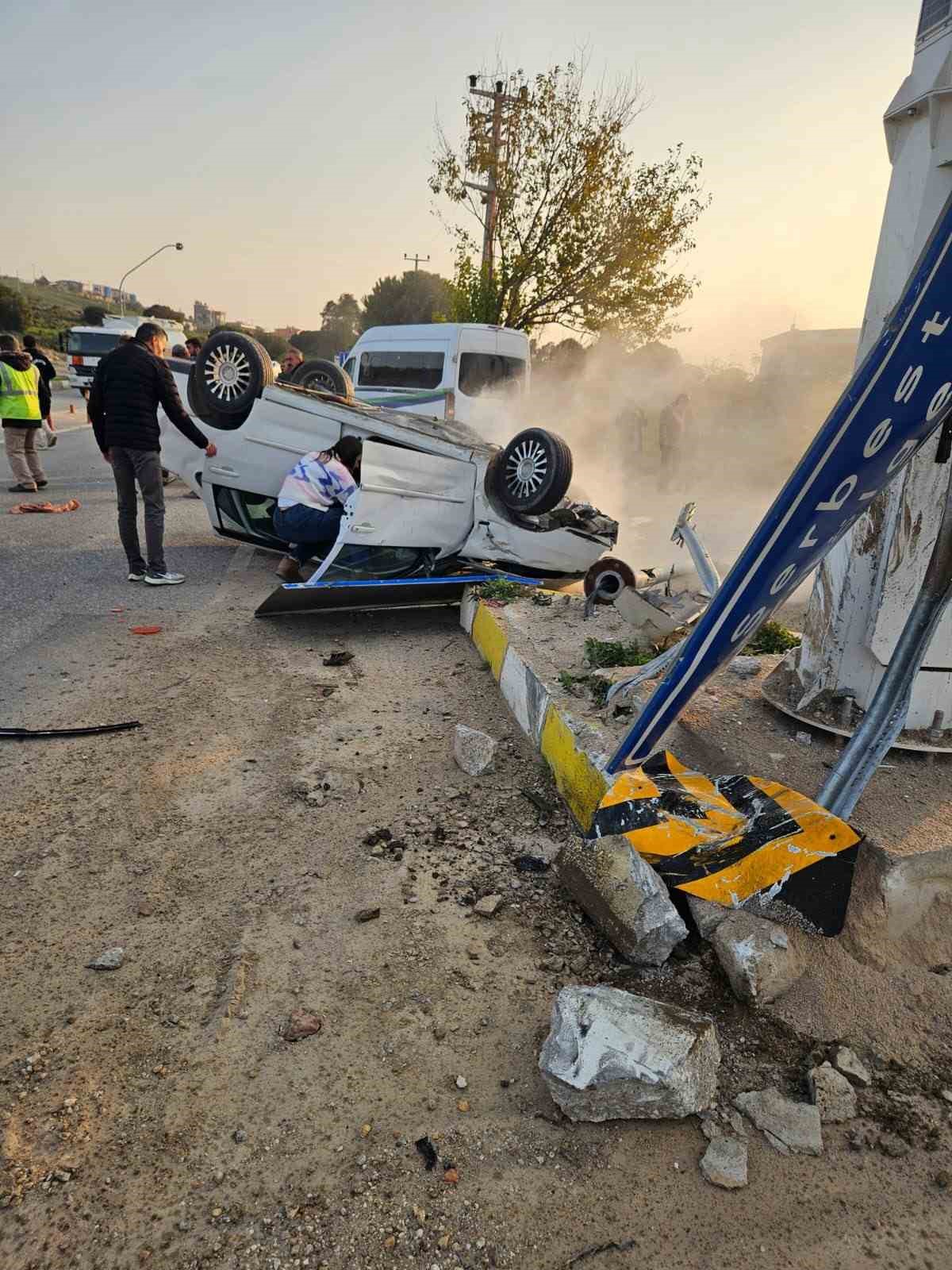 takla atarak hurdaya donen aracta gelin ve kaynana yaralandi 1 a9uVGjf7
