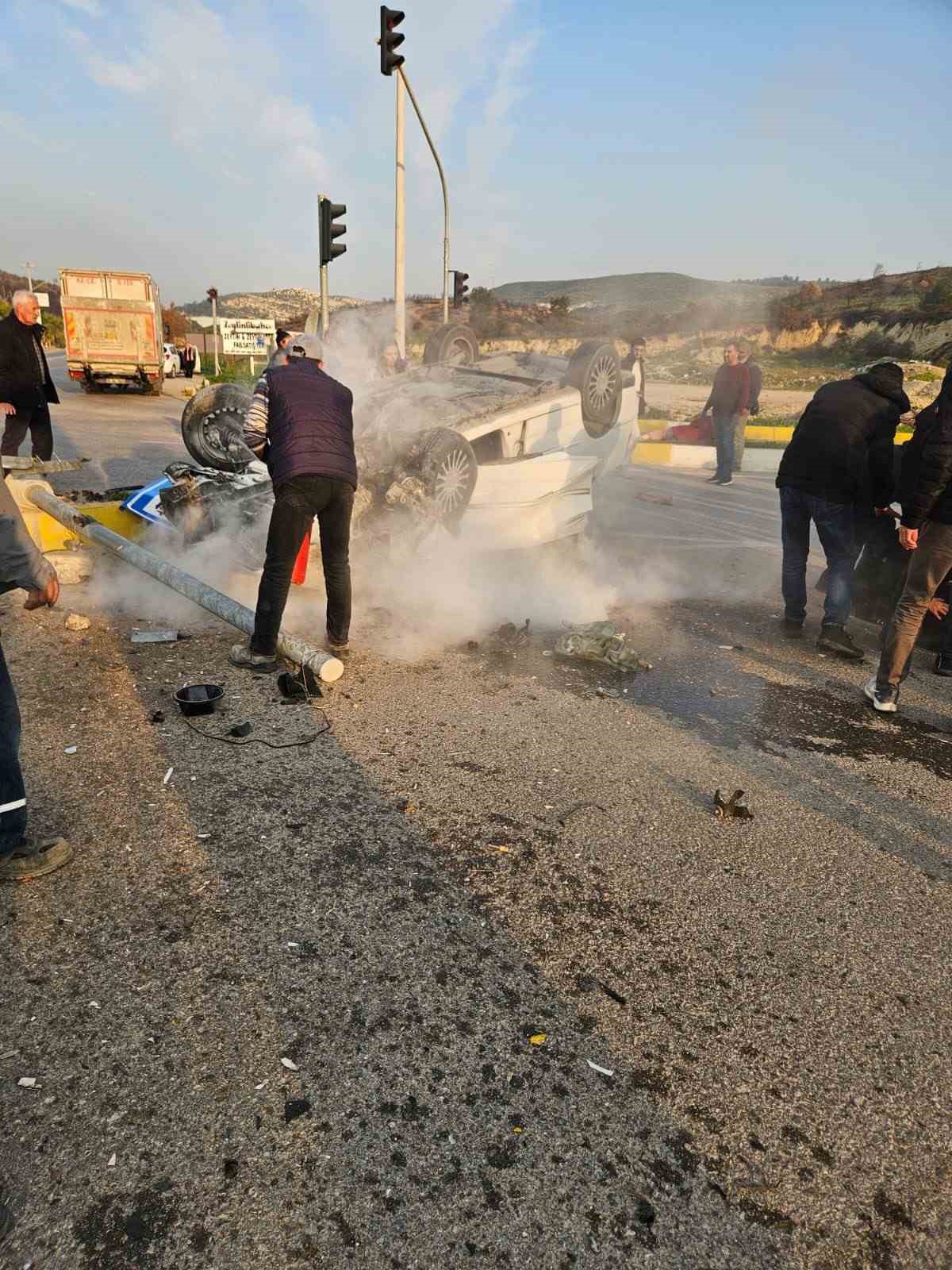 takla atarak hurdaya donen aracta gelin ve kaynana yaralandi 2 3KDQ6Ass