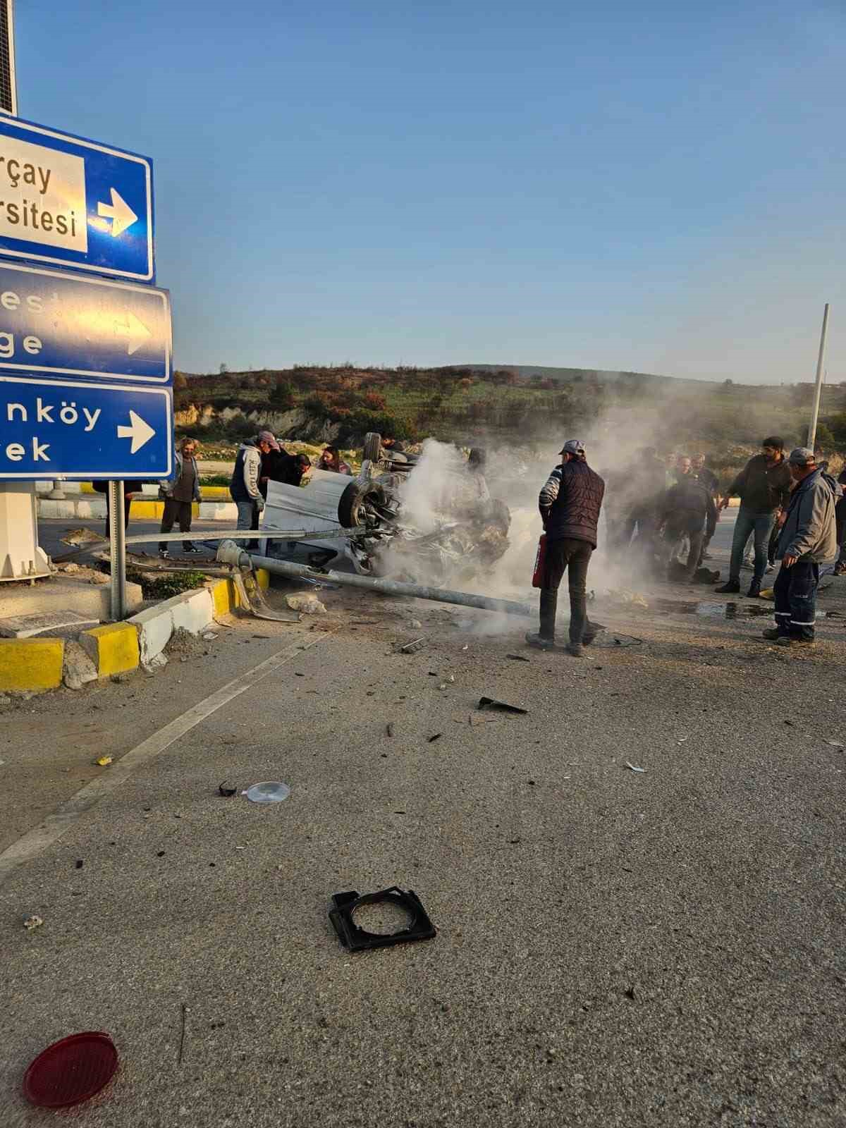 takla atarak hurdaya donen aracta gelin ve kaynana yaralandi 3 fUSjEYmC