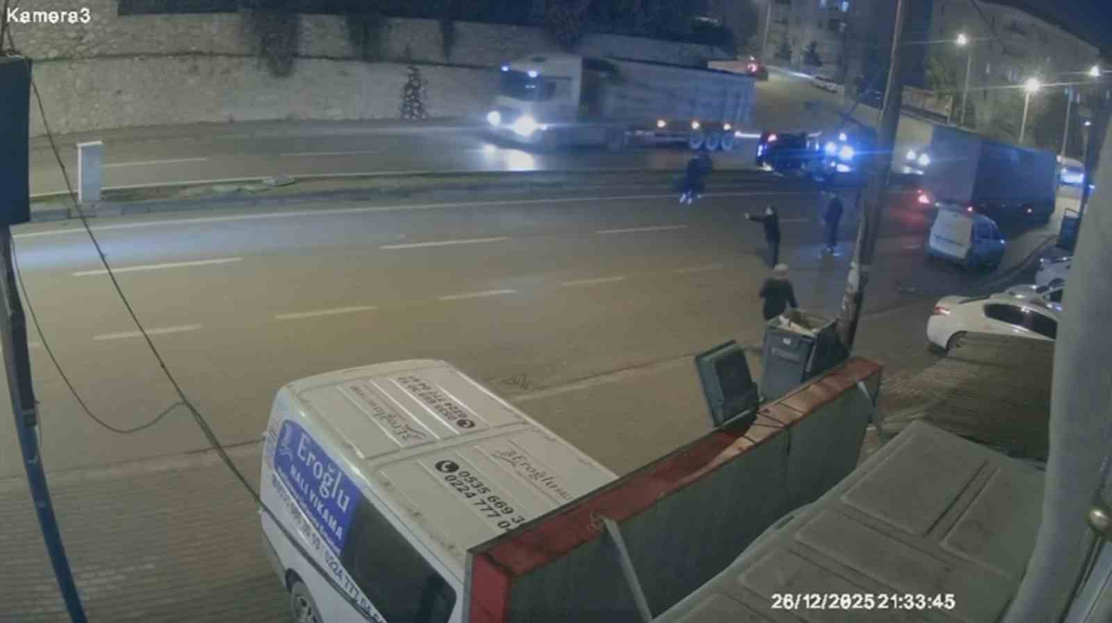 takla atip direge carpan otomobilin kaza ani kamerada 3 yarali 0