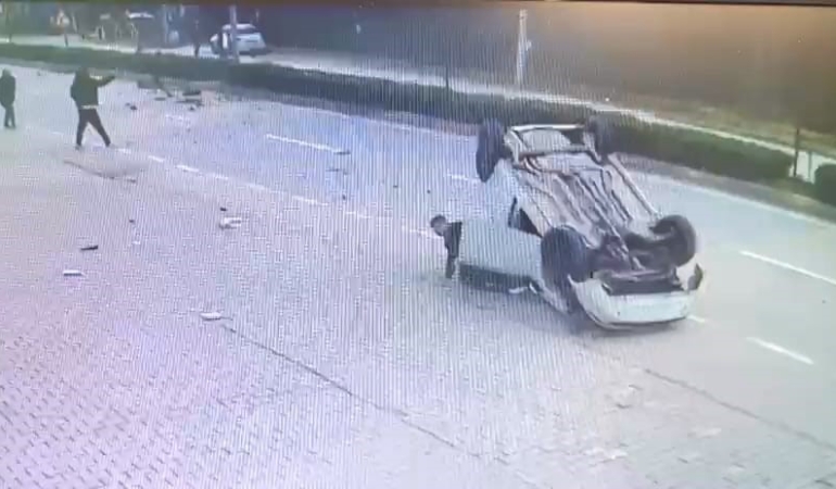 taklalar-atan-otomobilden-burnu-kanamadan-cikti-zIL26LUu.jpg