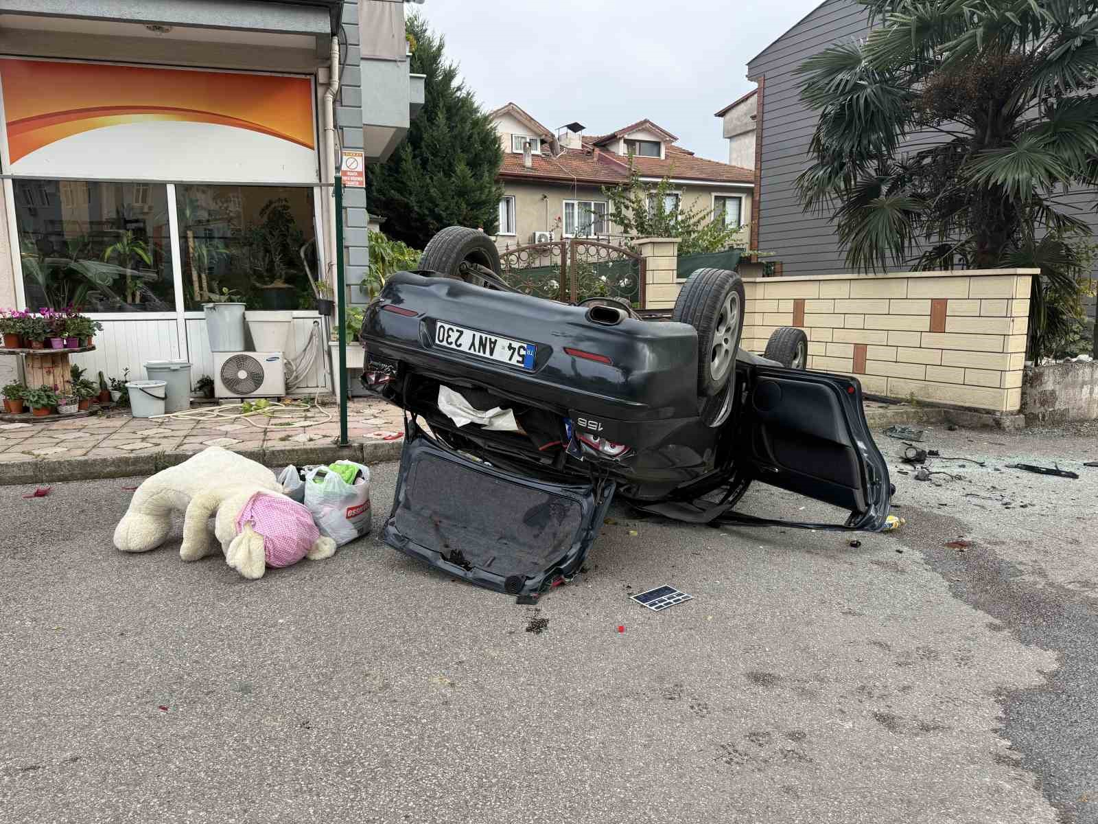 taklalar atarak hurdaya donen otomobilden burnu kanamadan cikti 2 IMU1X3YB