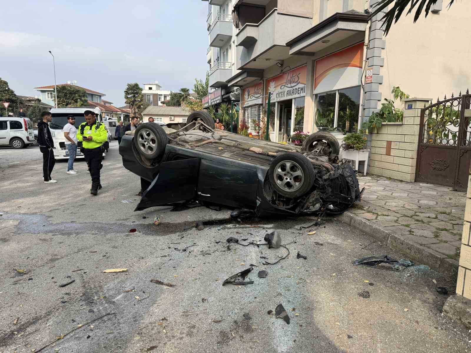 taklalar atarak hurdaya donen otomobilden burnu kanamadan cikti 3