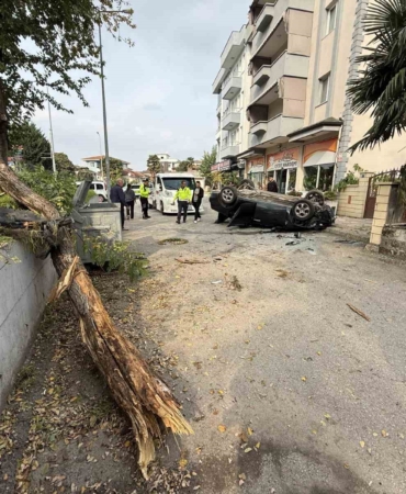taklalar-atarak-hurdaya-donen-otomobilden-burnu-kanamadan-cikti-uDarhEPS.jpg