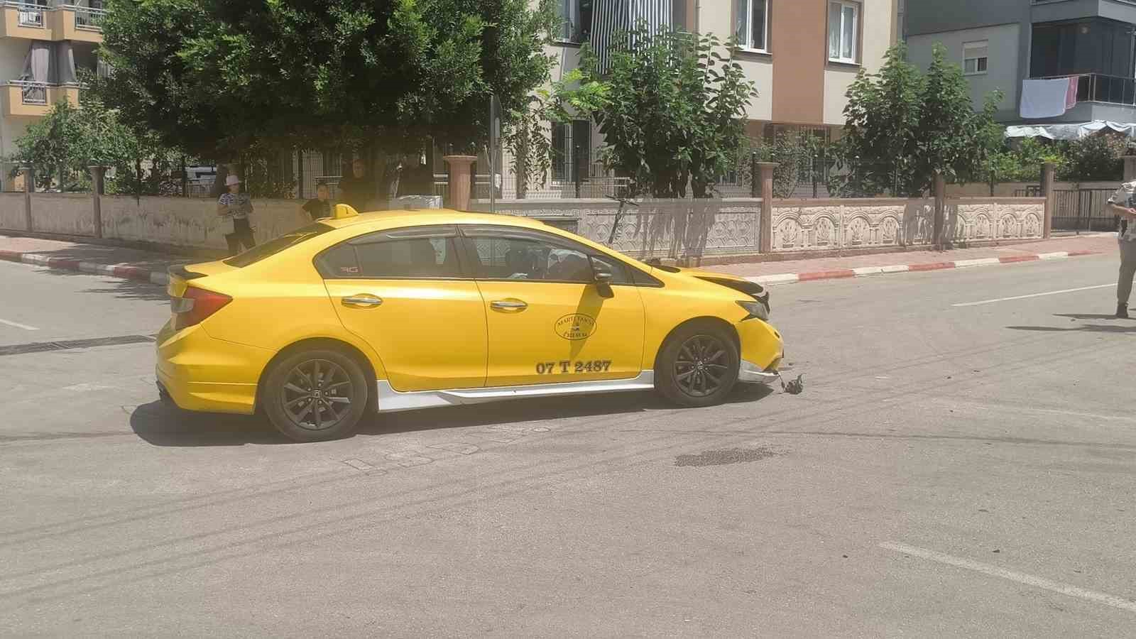 taksi ile carpisan hafif ticari arac yan yatti surucunun burnu bile kanamadi 1 85Z5MBXf