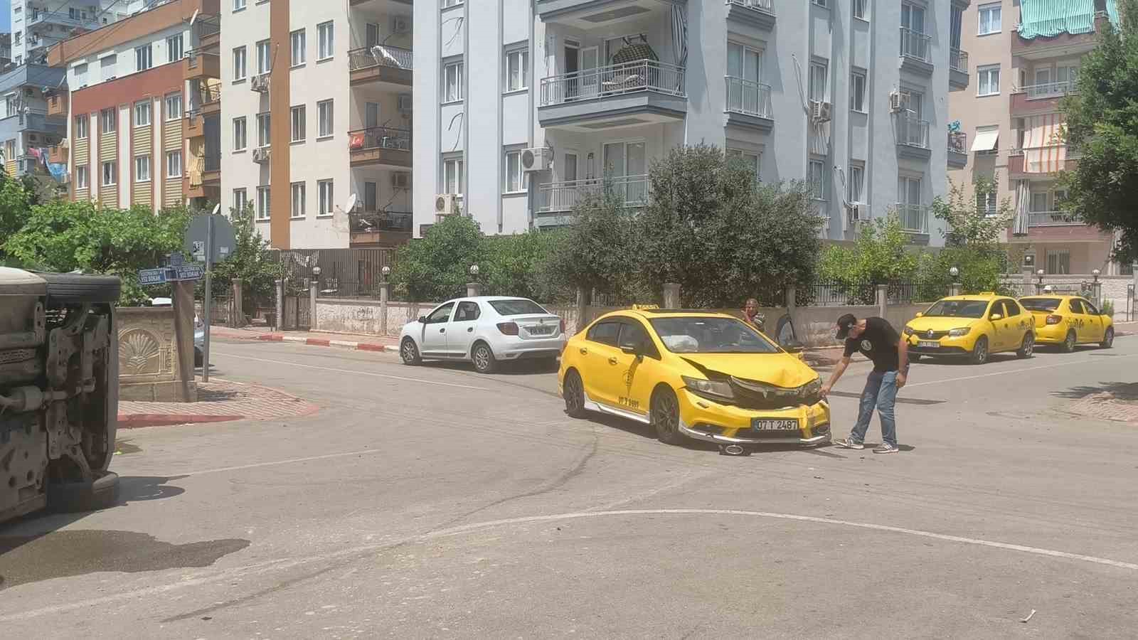 taksi ile carpisan hafif ticari arac yan yatti surucunun burnu bile kanamadi 2 Zc1dMUmq